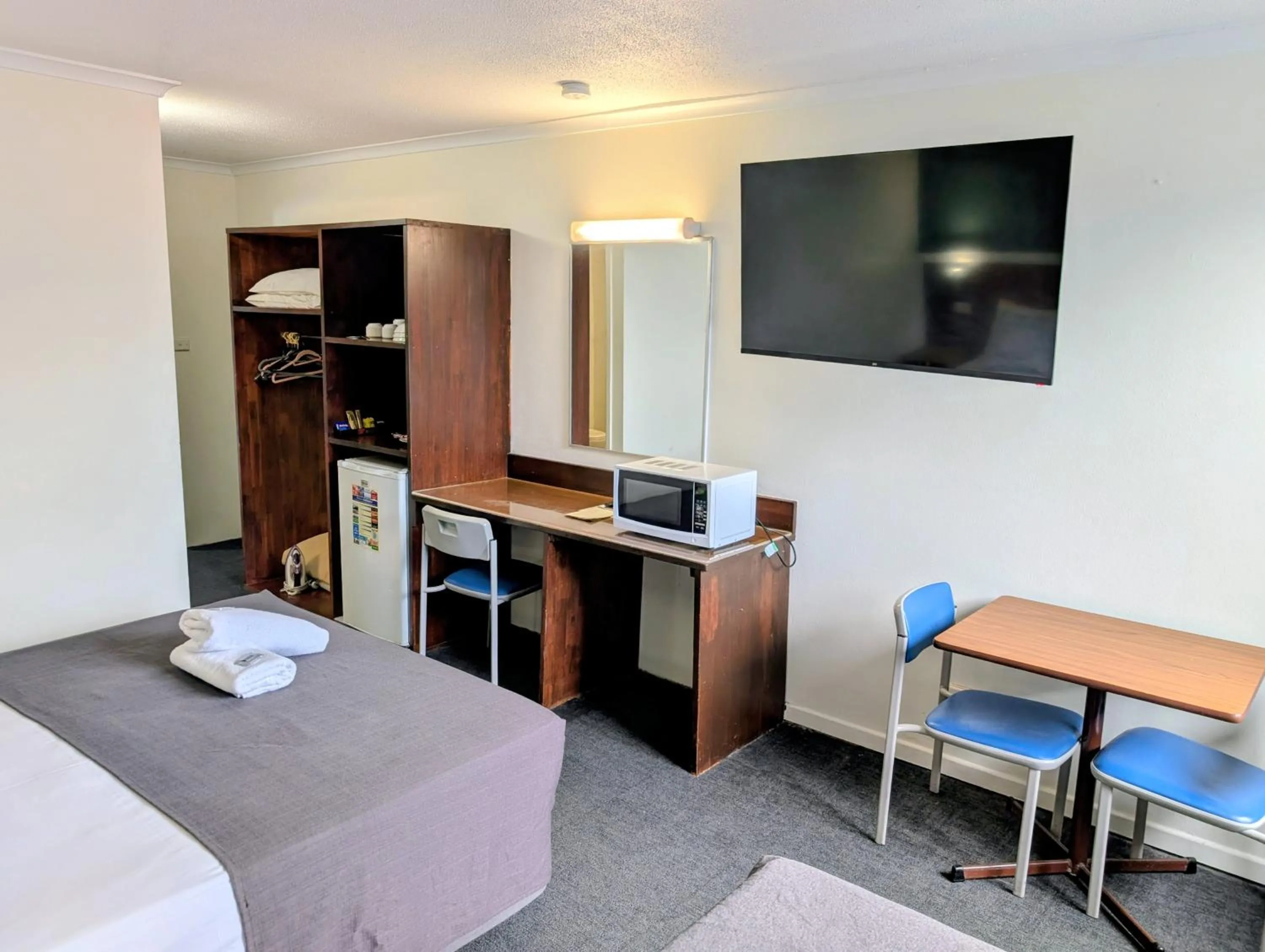 Bedroom, Bed in Hampton Villa Motel
