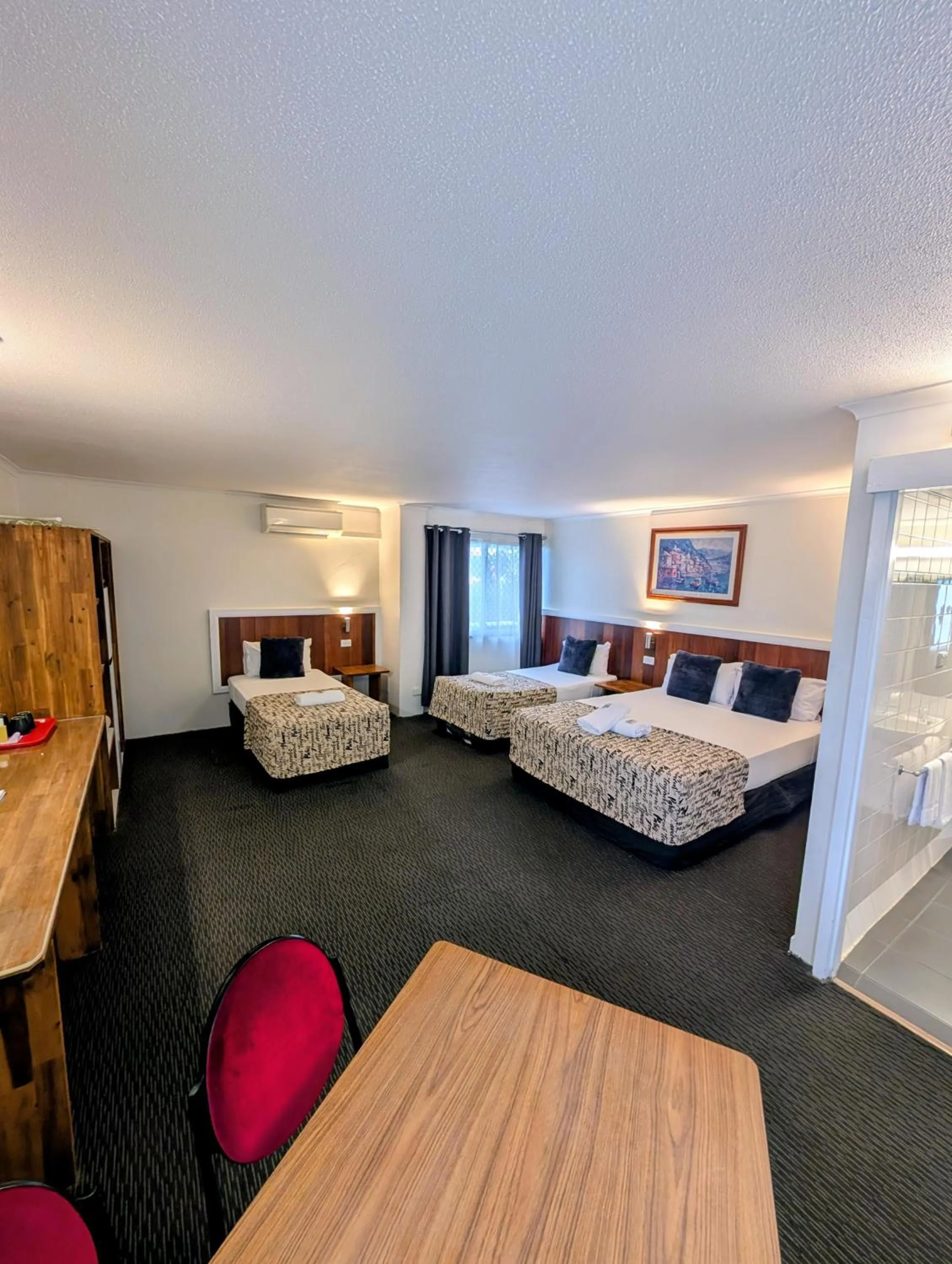 Bedroom, Bed in Hampton Villa Motel