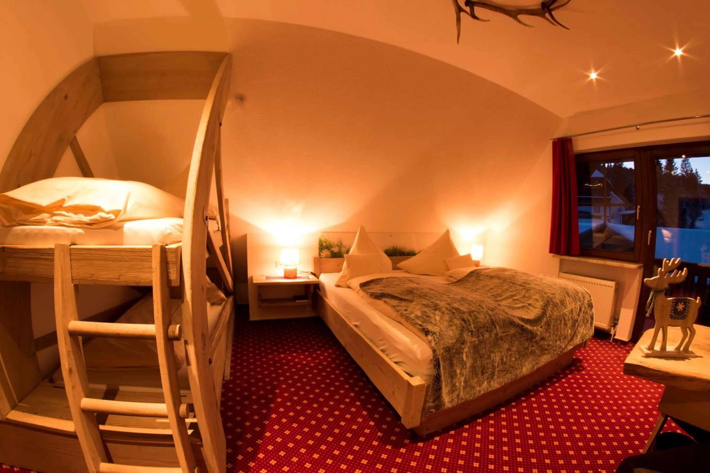 Shower, Bed in Hotel & Restaurant Grüner Baum - Die Grüne Oase Am Feldberg