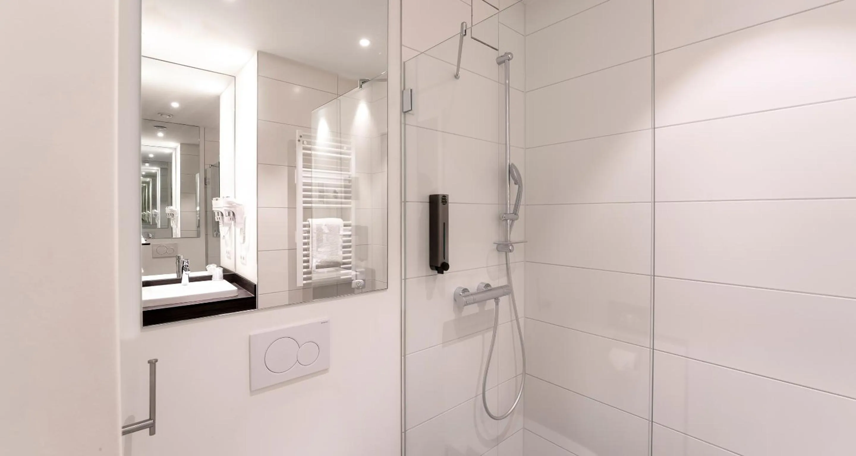 Shower in Best Western Plaza Hotel Mannheim