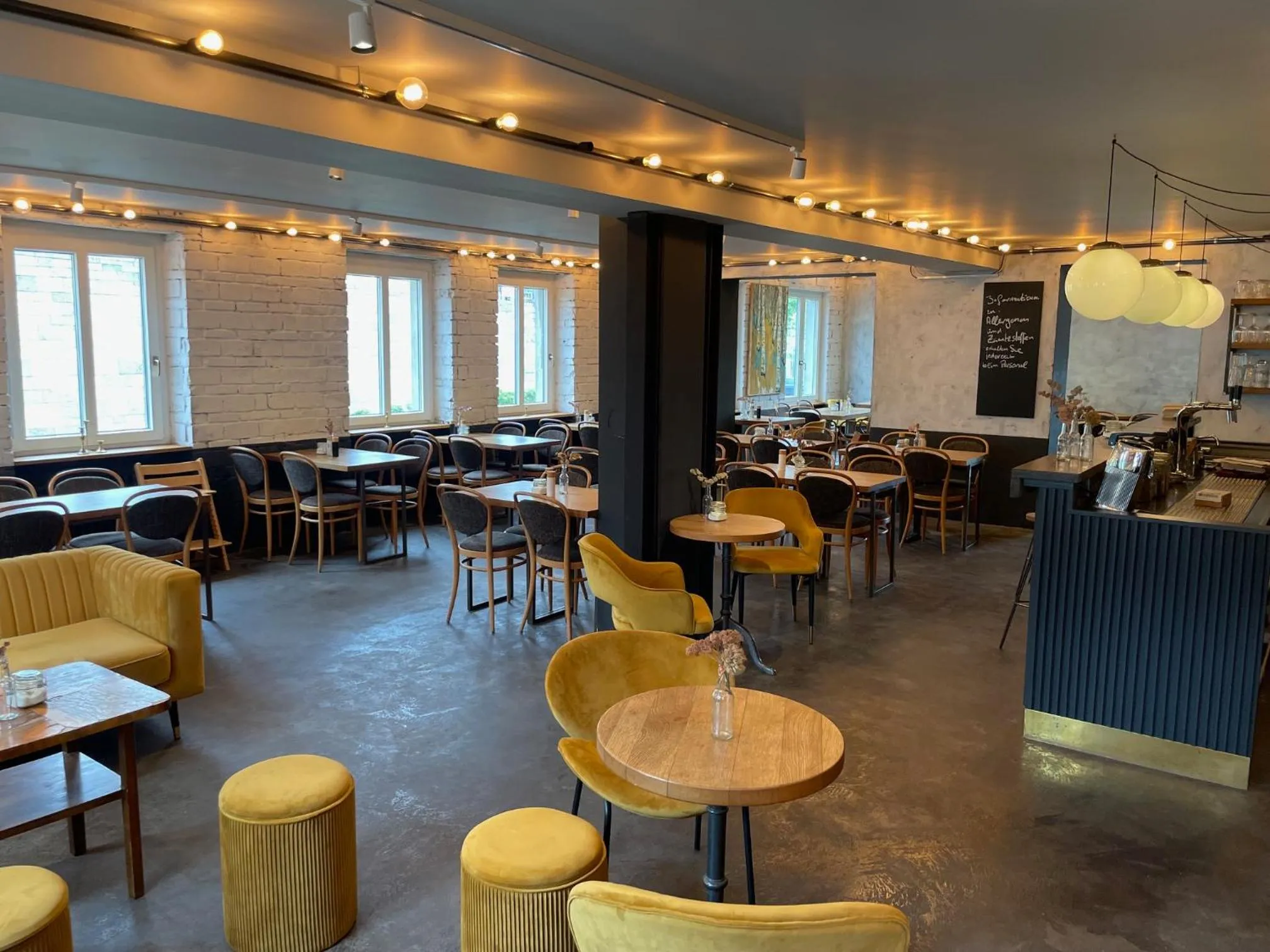 Restaurant/places to eat in Hotel Tari