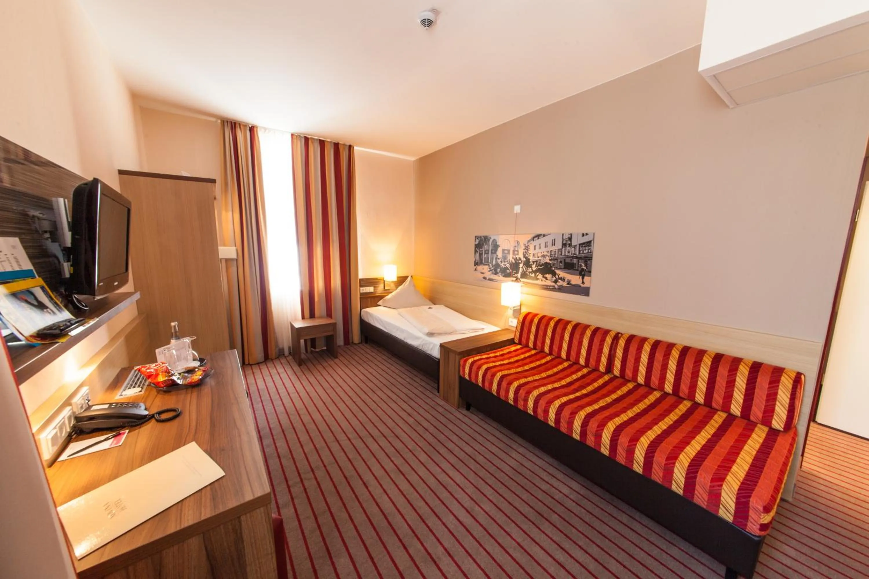 Facility for disabled guests, Bed in Novina Hotel Tillypark