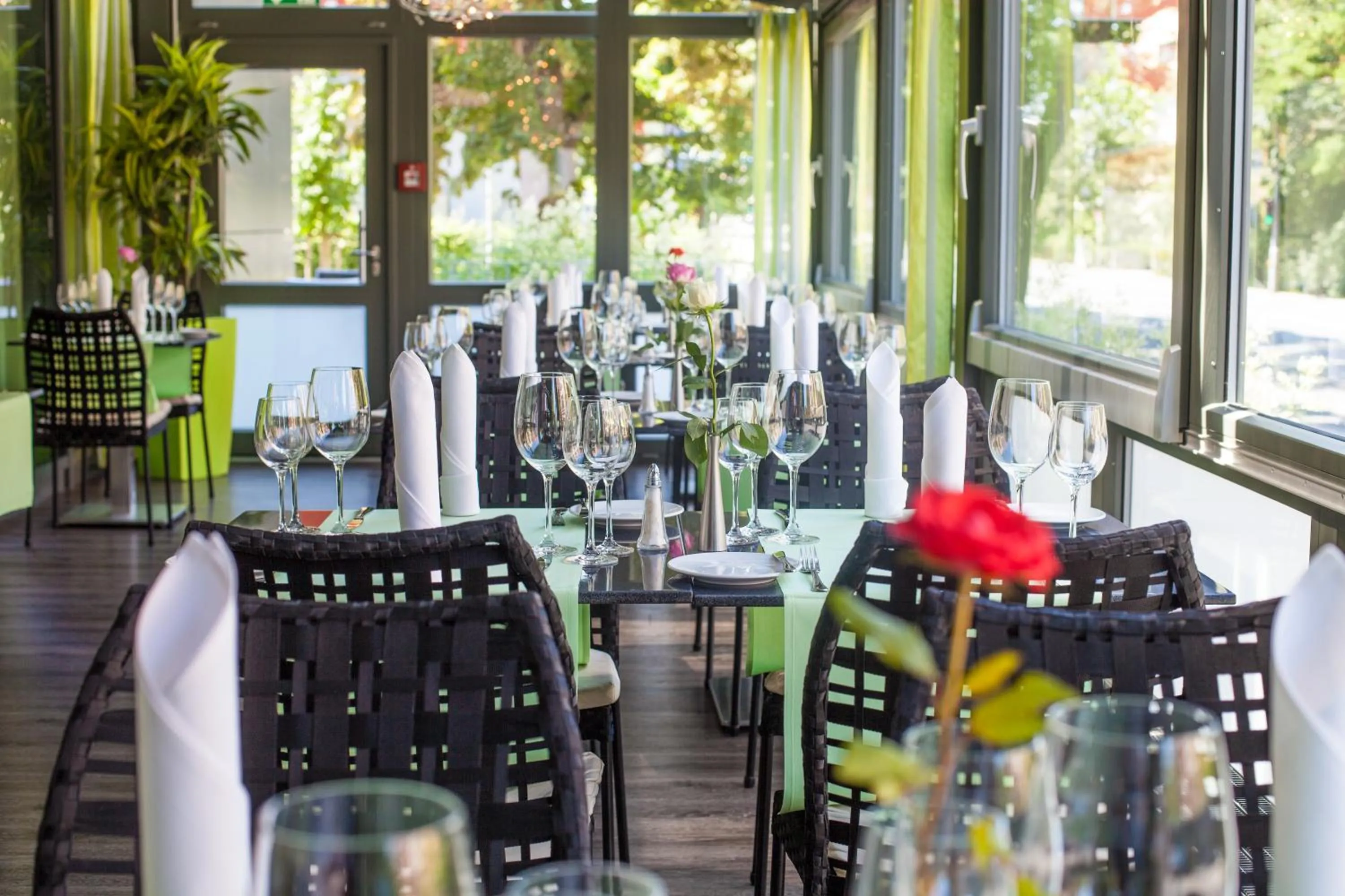 Restaurant/places to eat in Novina Hotel Tillypark