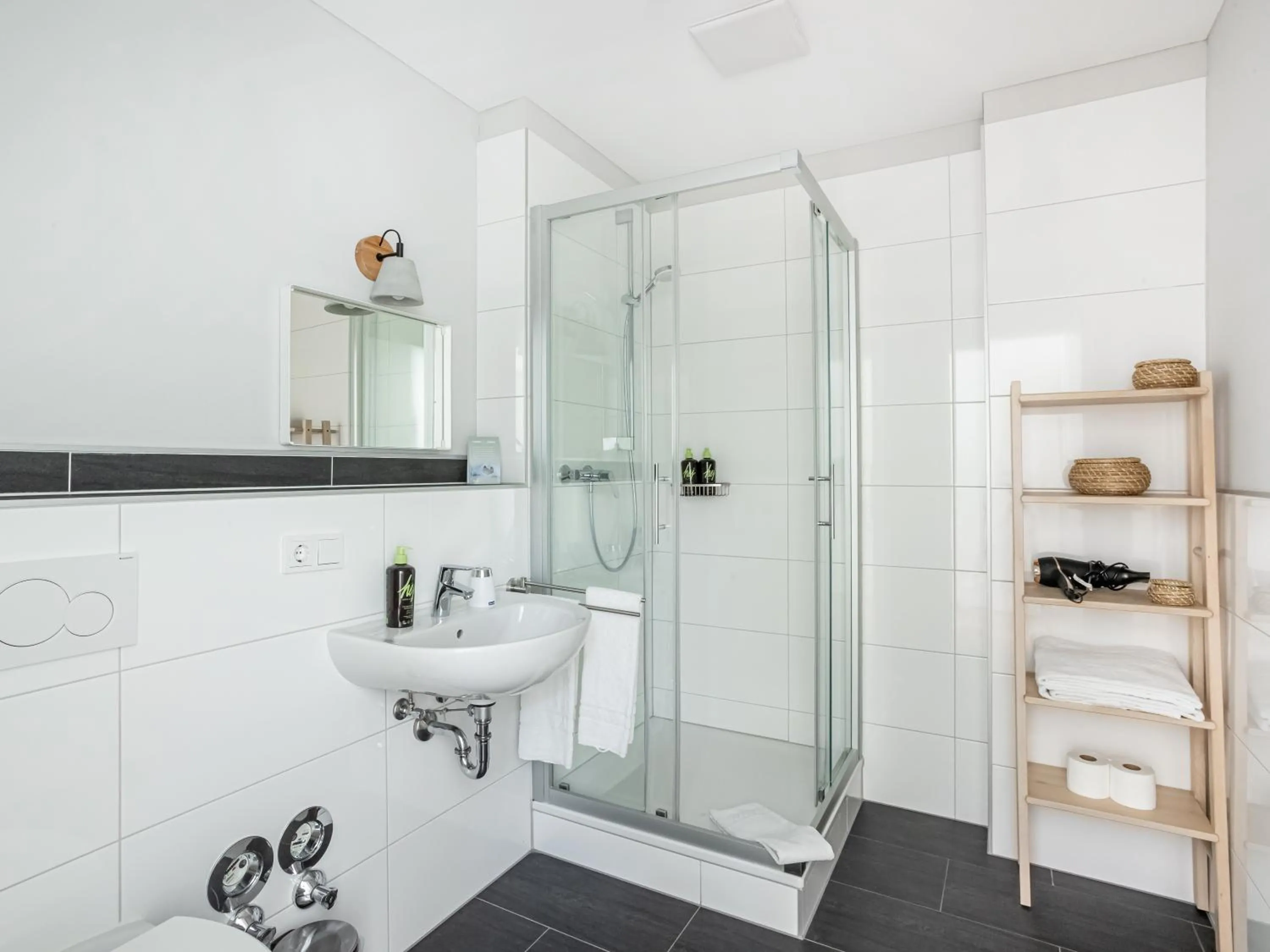 Shower in Limehome Aachen Vereinsstraße