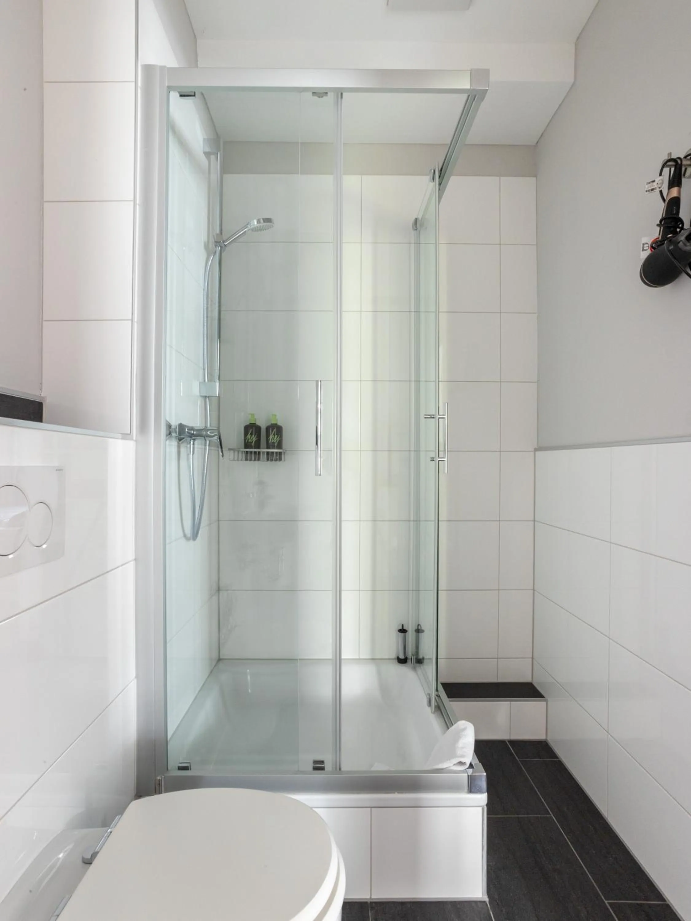 Shower in Limehome Aachen Vereinsstraße