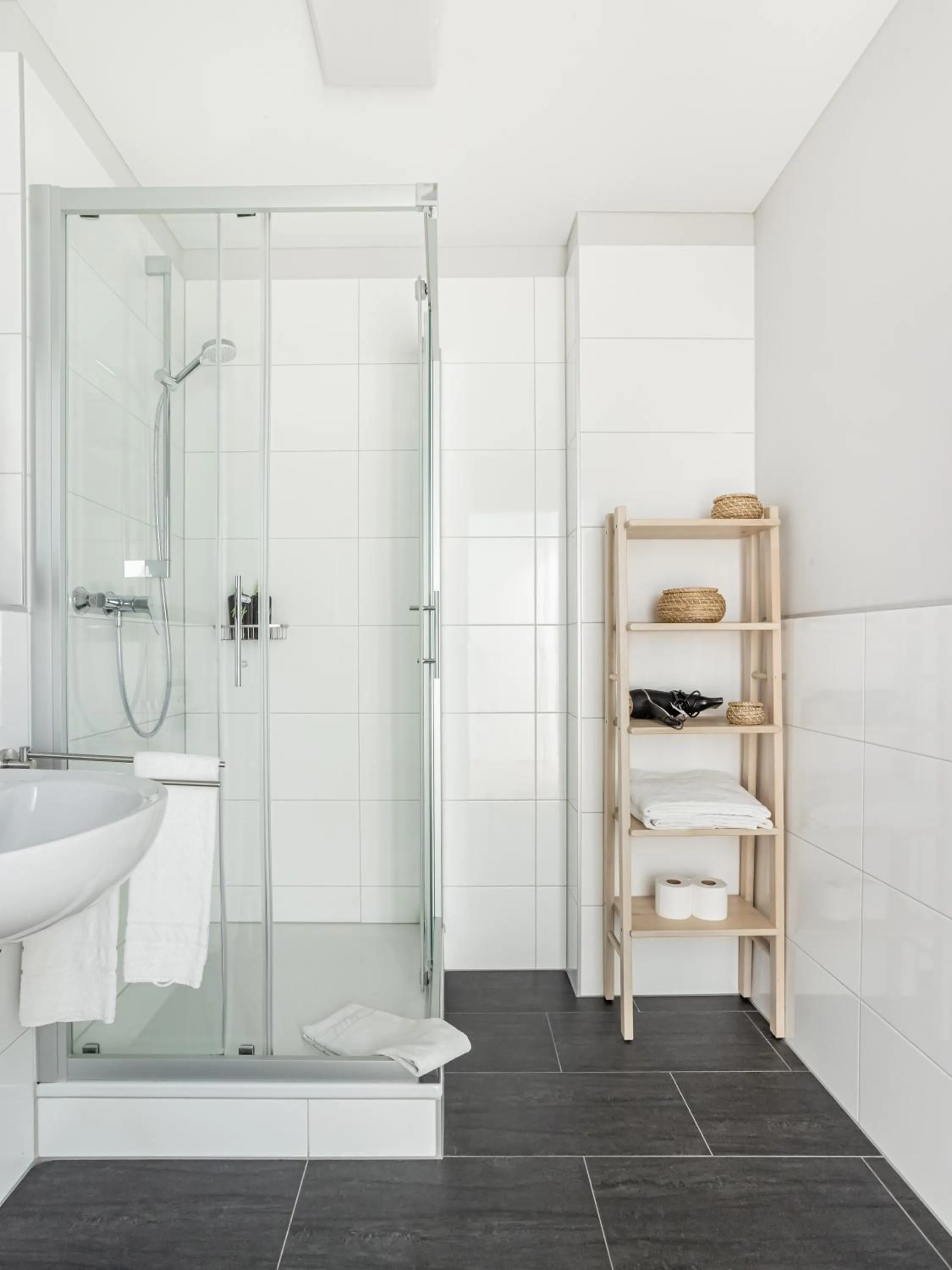 Shower in Limehome Aachen Vereinsstraße