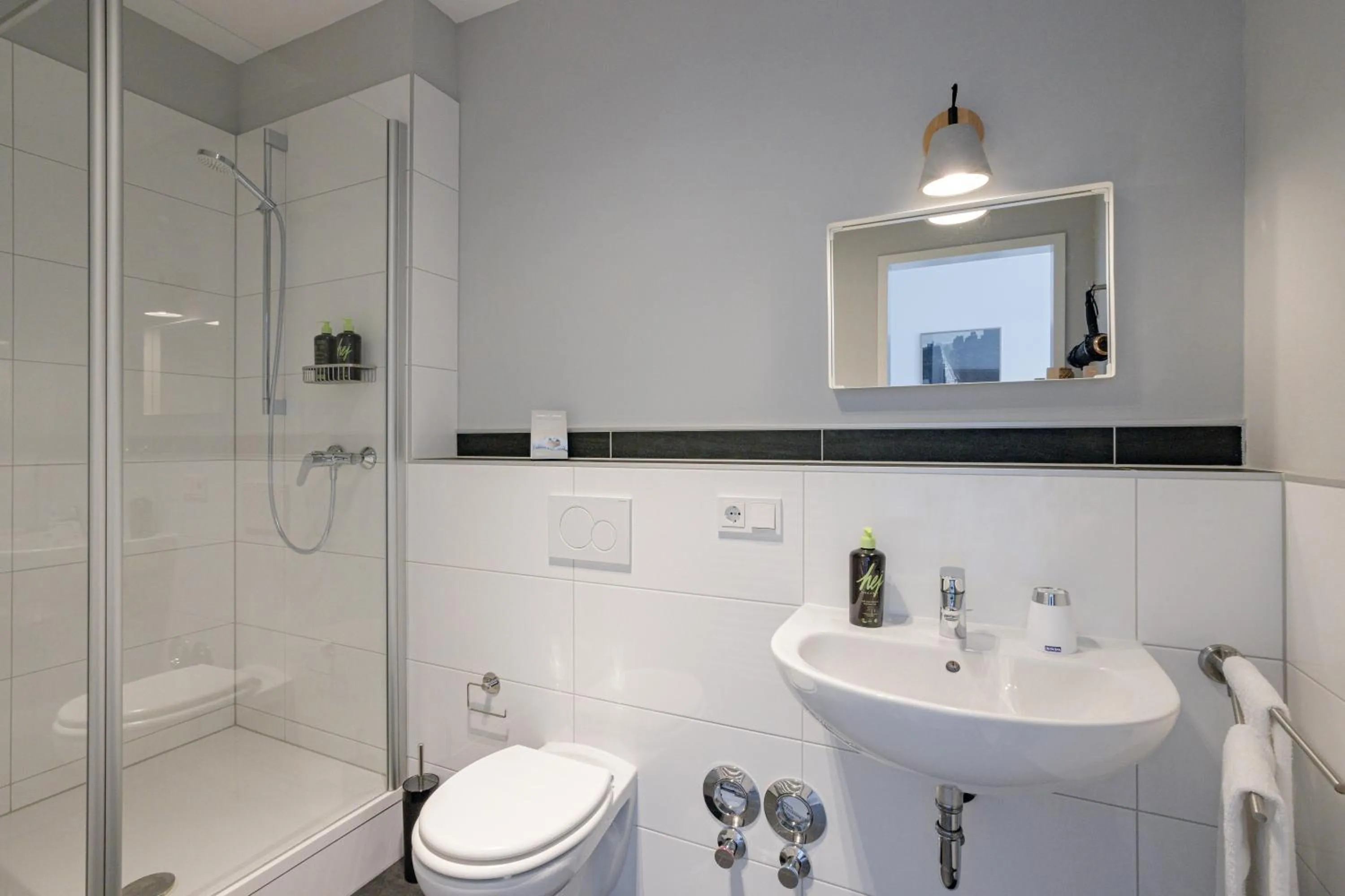 Shower in Limehome Aachen Vereinsstraße