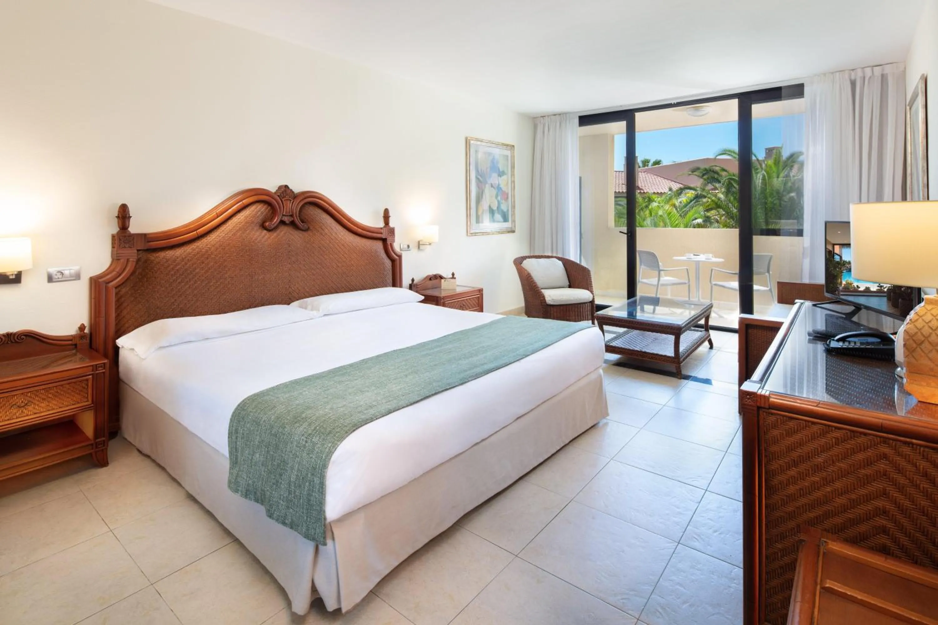 Photo of the whole room, Bed in La Palma Princess