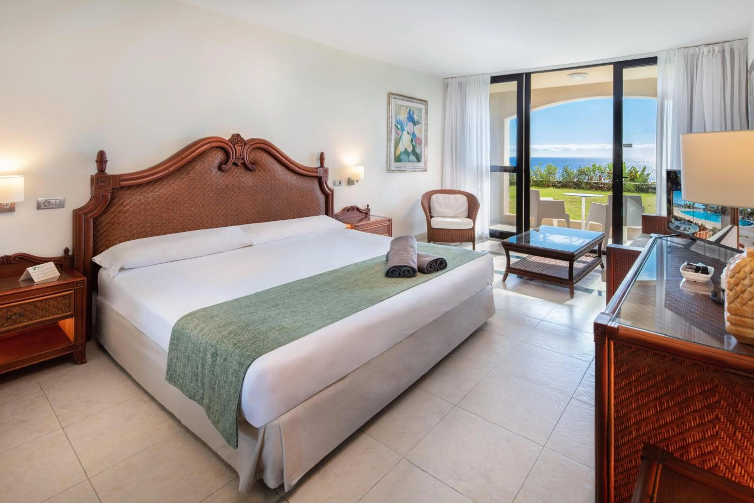 Photo of the whole room, Bed in La Palma Princess