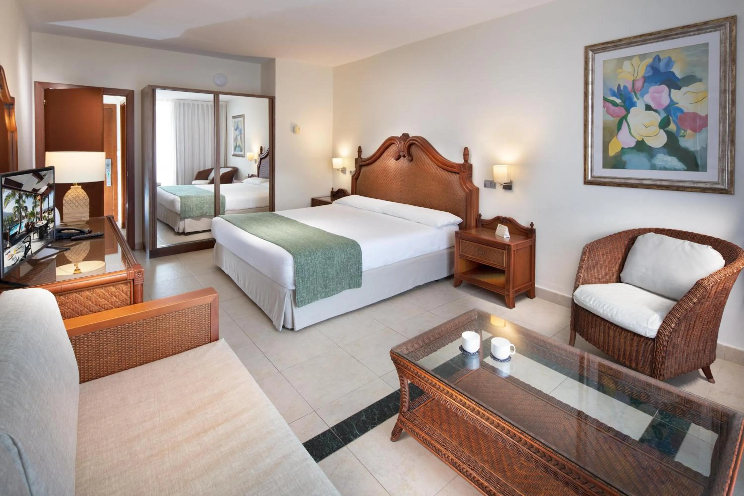 Photo of the whole room, Bed in La Palma Princess