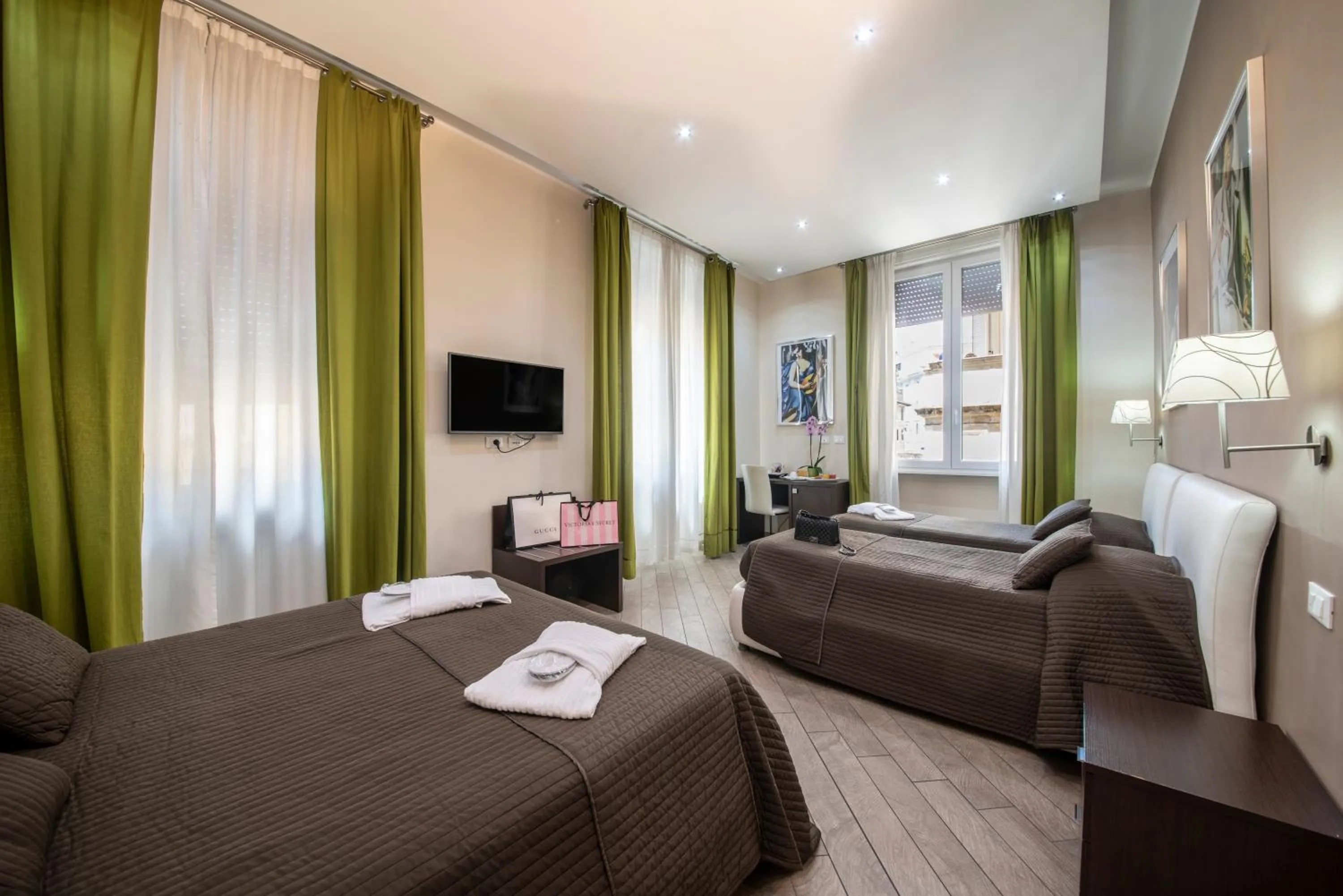 Bedroom, Bed in Rome Kings Suite