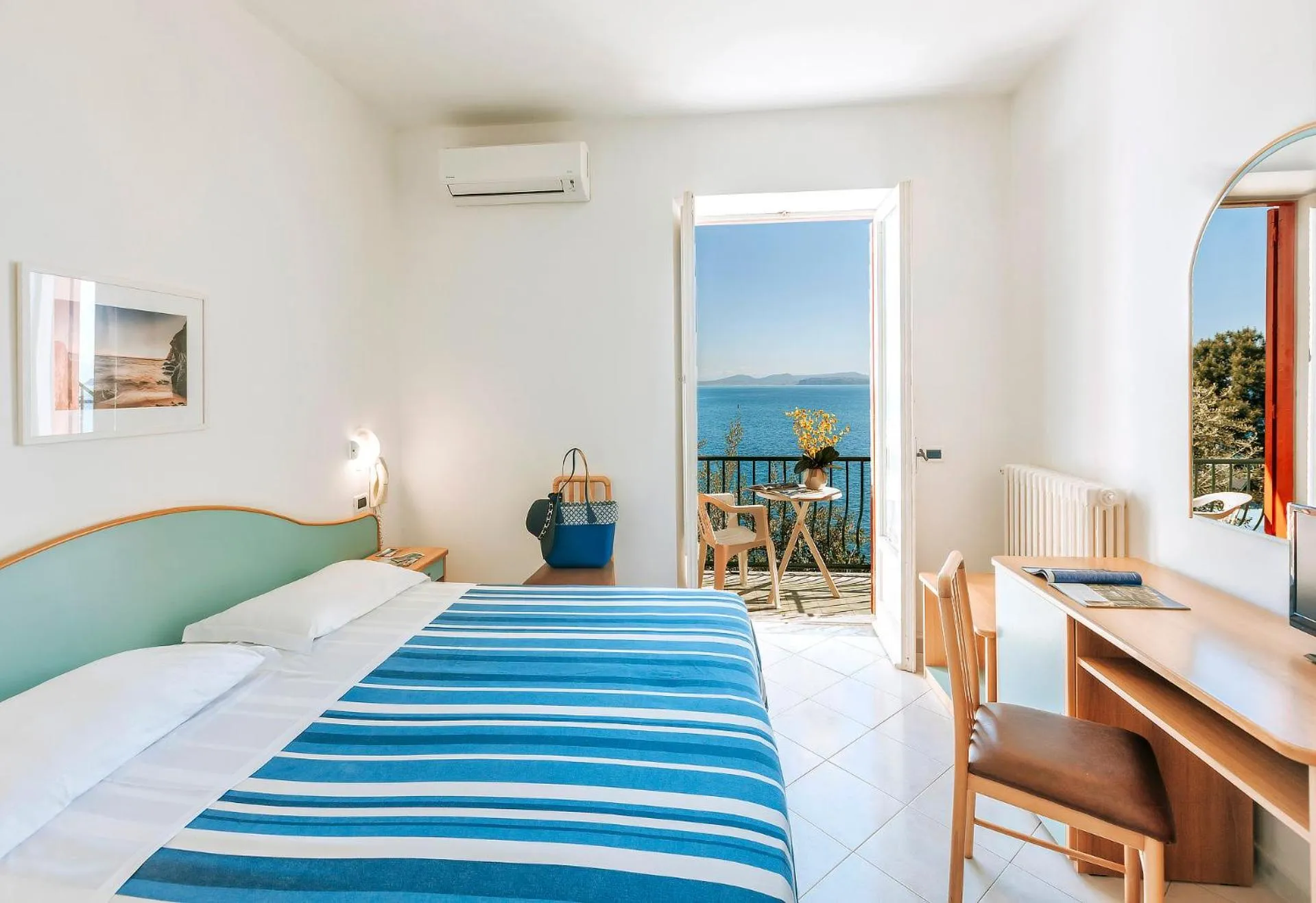 View (from property/room), Bed in Hotel Bagnitiello