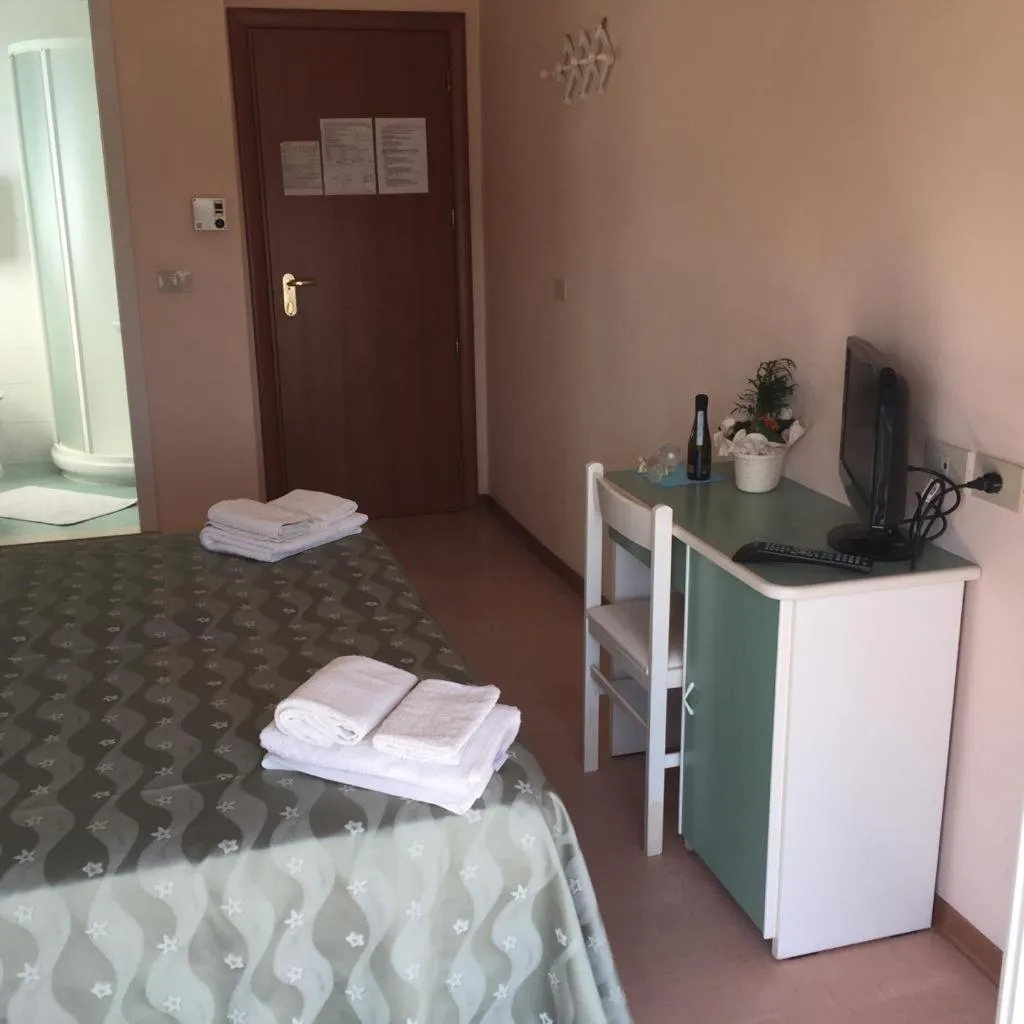 Bed in Hotel Ville De Paris