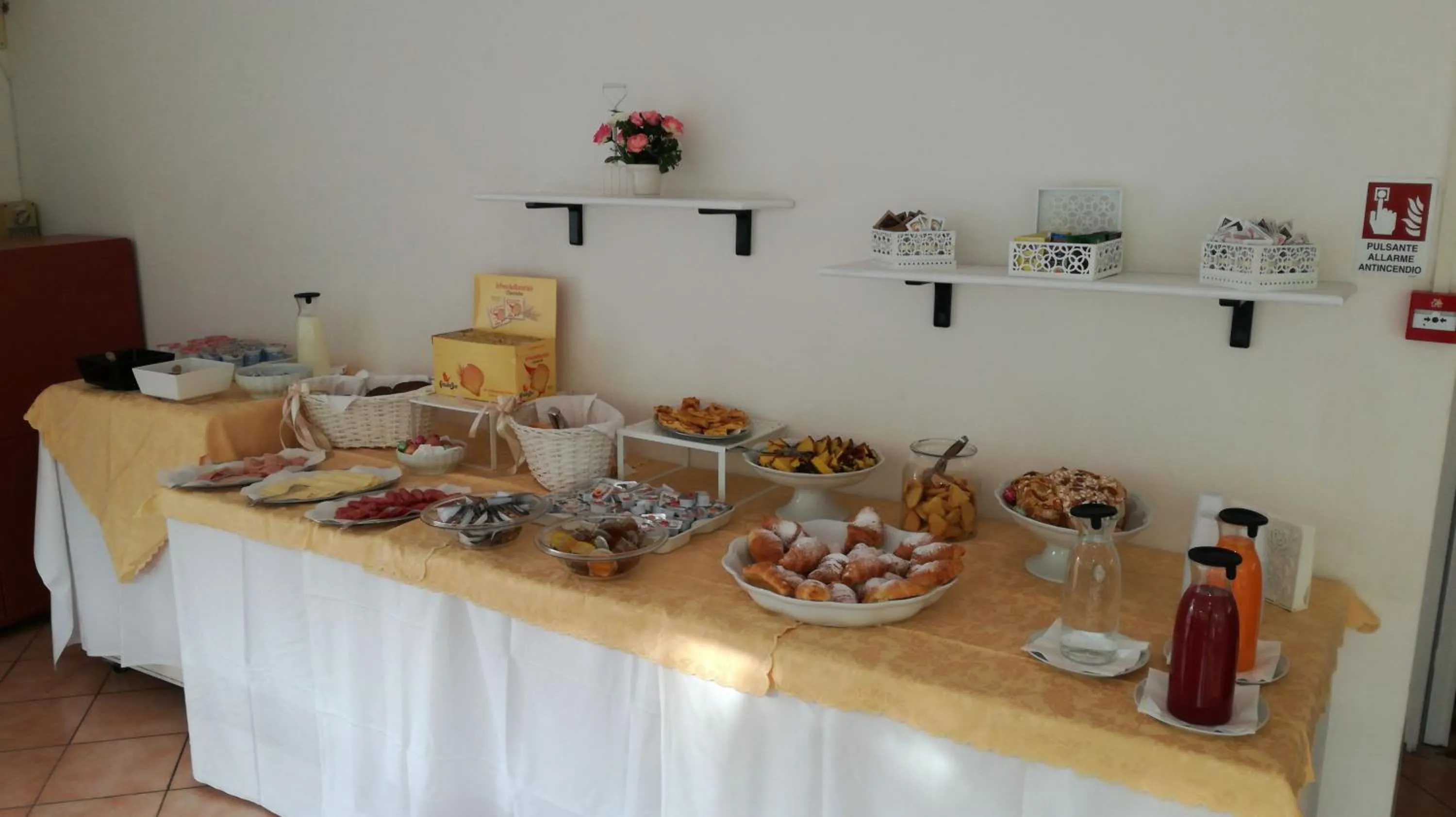 Breakfast in Hotel Ville De Paris