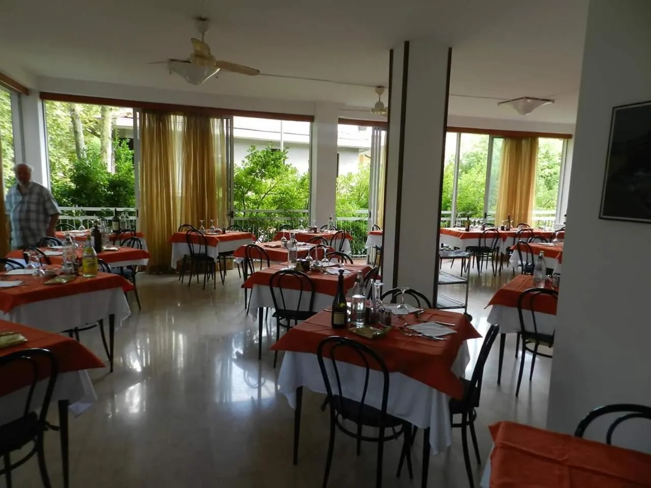 Property building in Hotel Ville De Paris