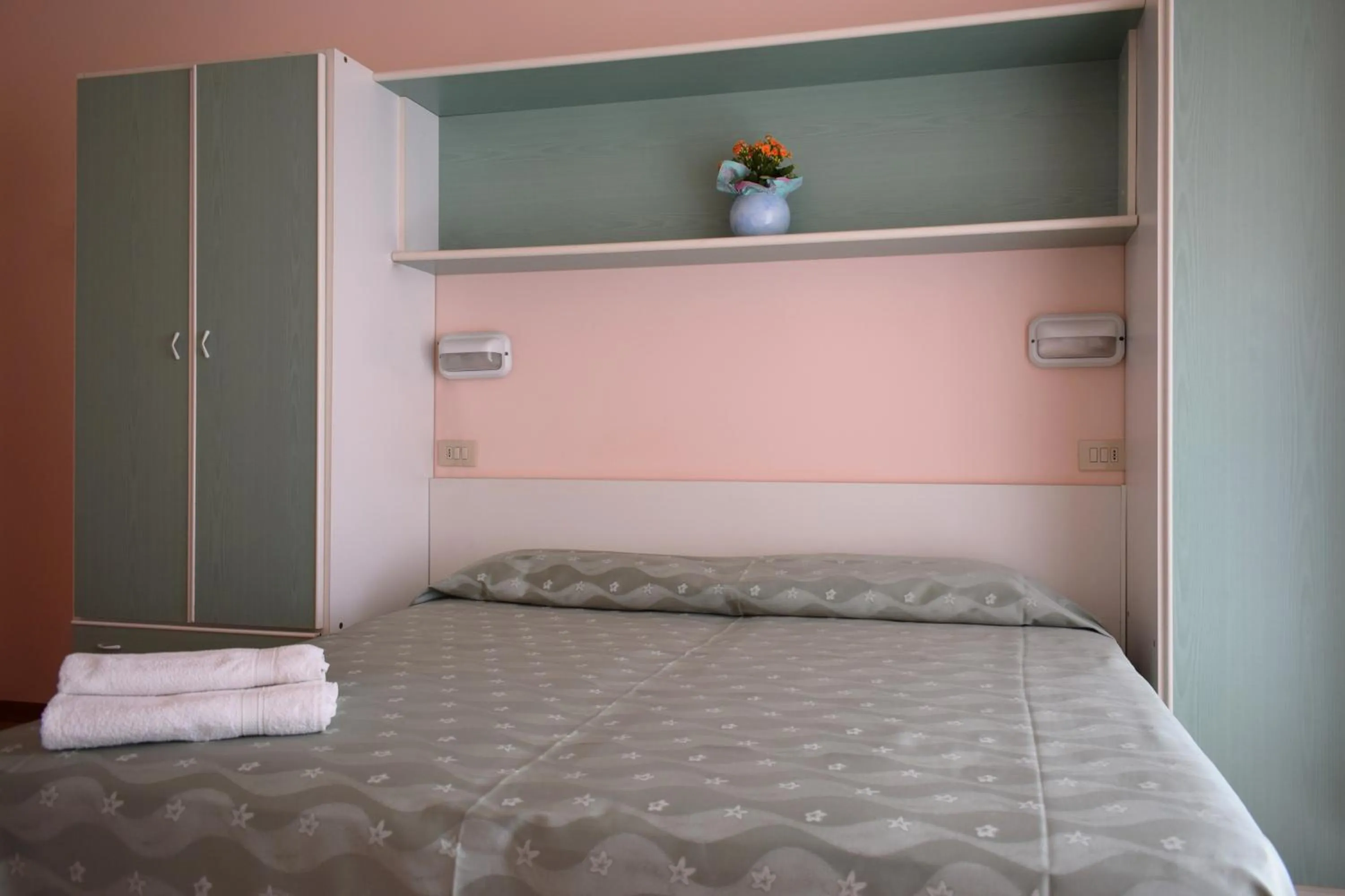 Bed in Hotel Ville De Paris