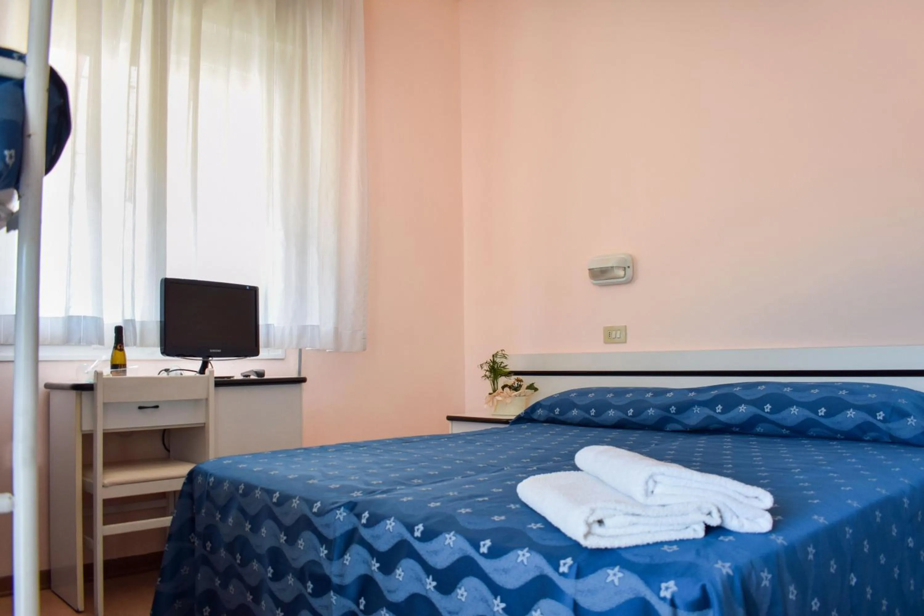 Bed in Hotel Ville De Paris