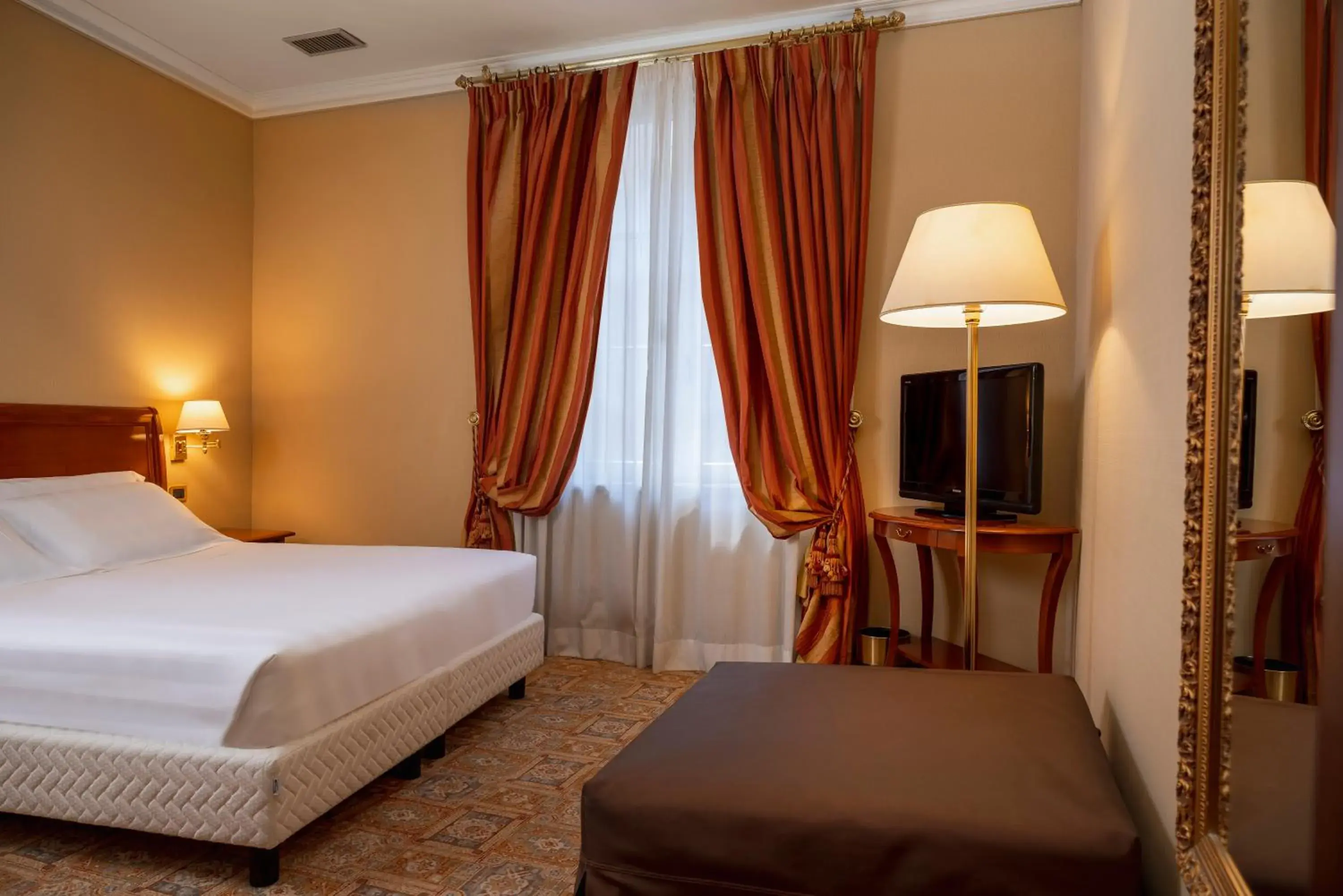 Triple Room - single occupancy in Hotel Oceania Triple Room - single occupancy in Hotel Oceania