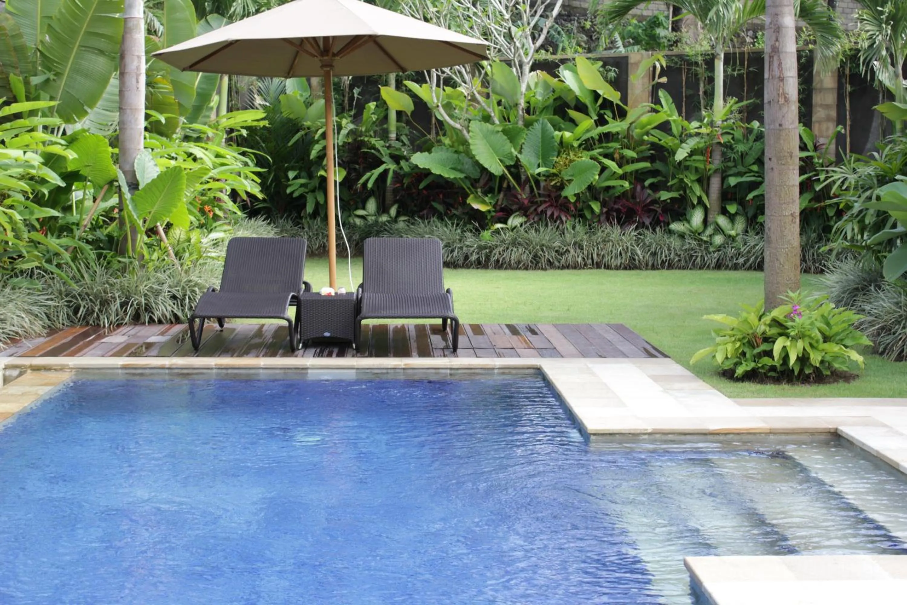Swimming pool in Askara Villa