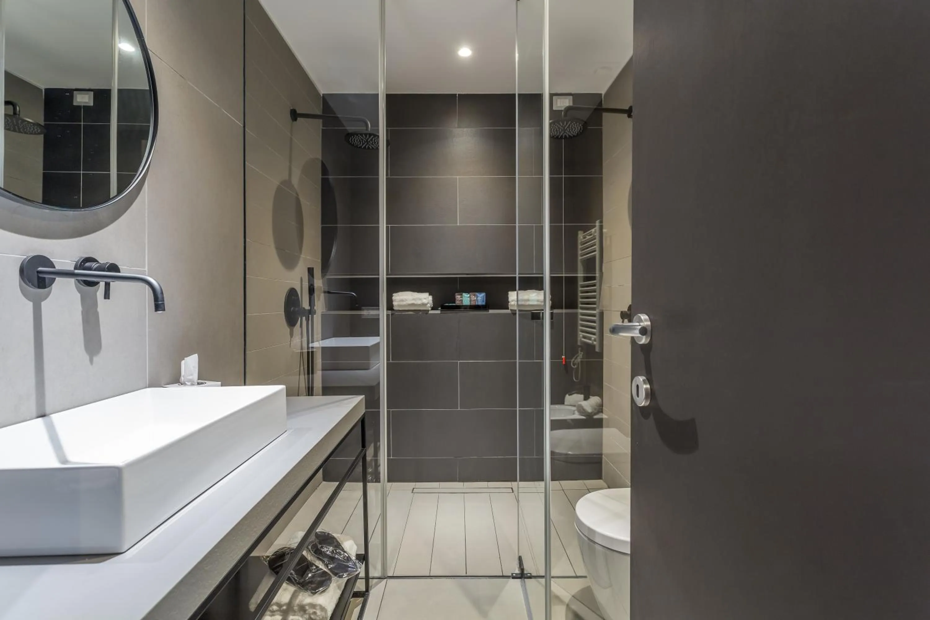 Shower in Fauno Urban Resort