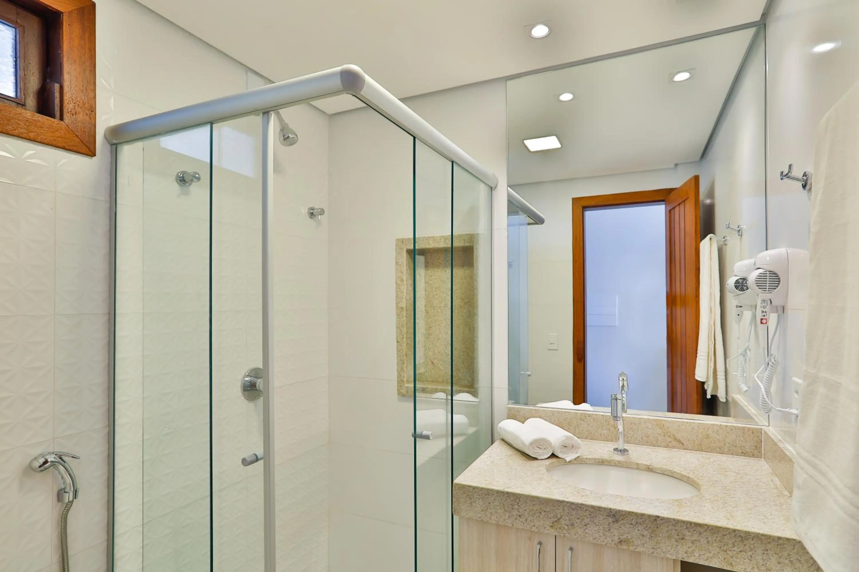 Shower in Hotel Encantos de Itaperapuã