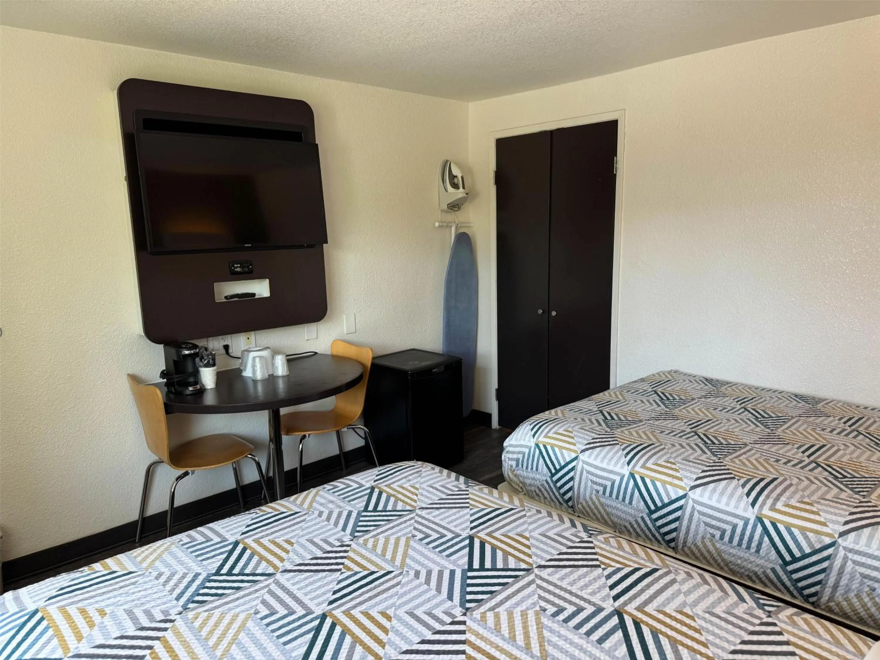 Photo of the whole room, Bed in Studio 6 Suites Las Vegas, NV - Tropicana