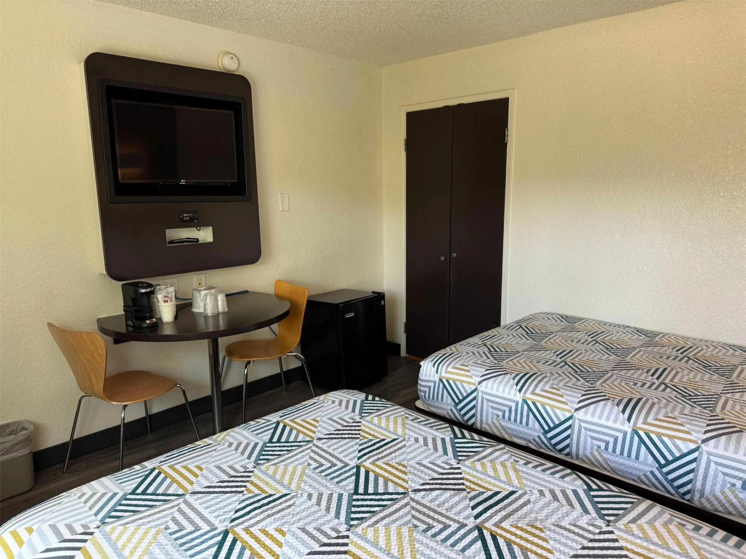 Photo of the whole room, Bed in Studio 6 Suites Las Vegas, NV - Tropicana