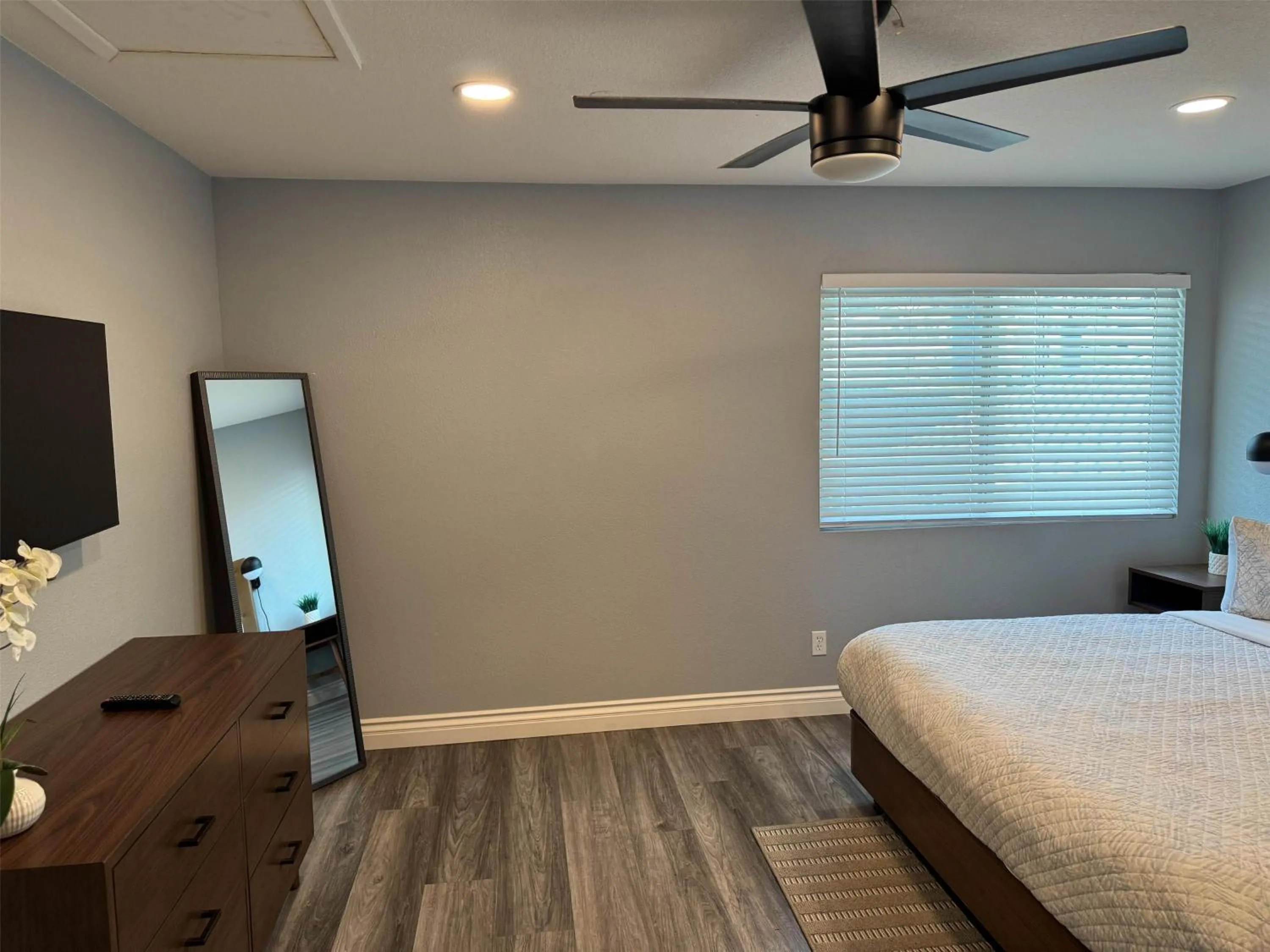 Photo of the whole room, Bed in Studio 6 Suites Las Vegas, NV - Tropicana