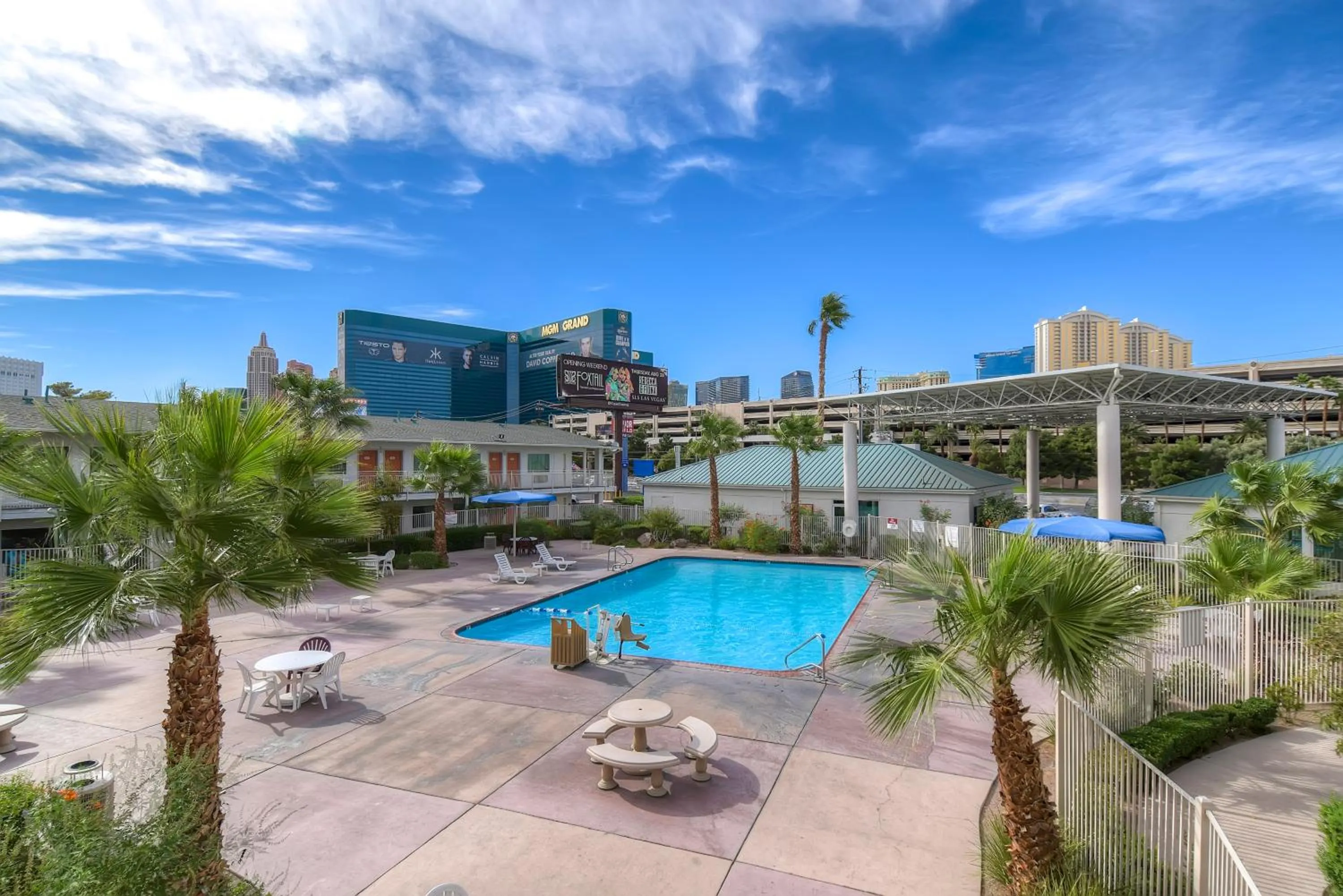Swimming pool in Studio 6 Suites Las Vegas, NV - Tropicana