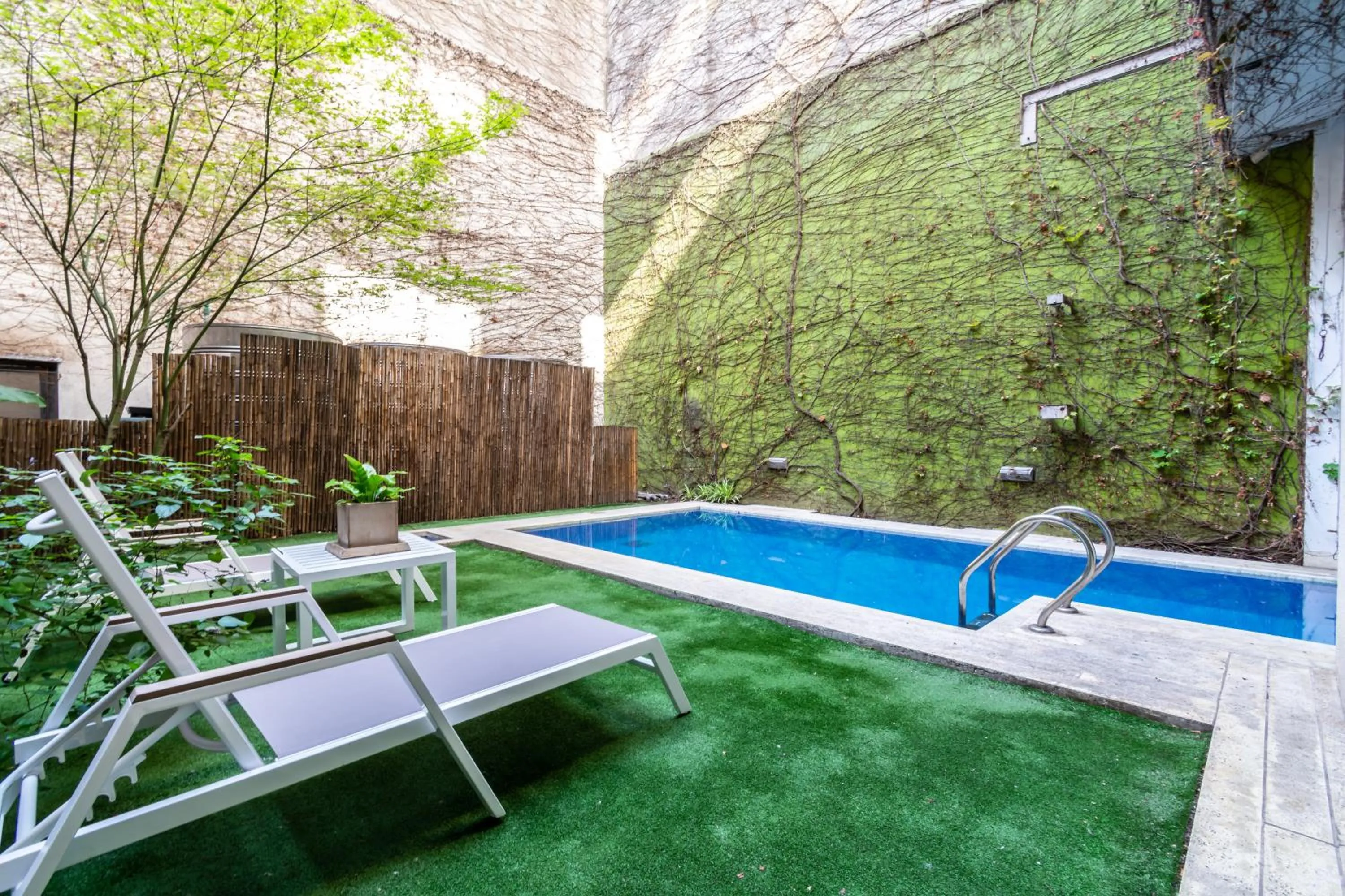 Swimming pool in Hotel BA Jardines Palermo