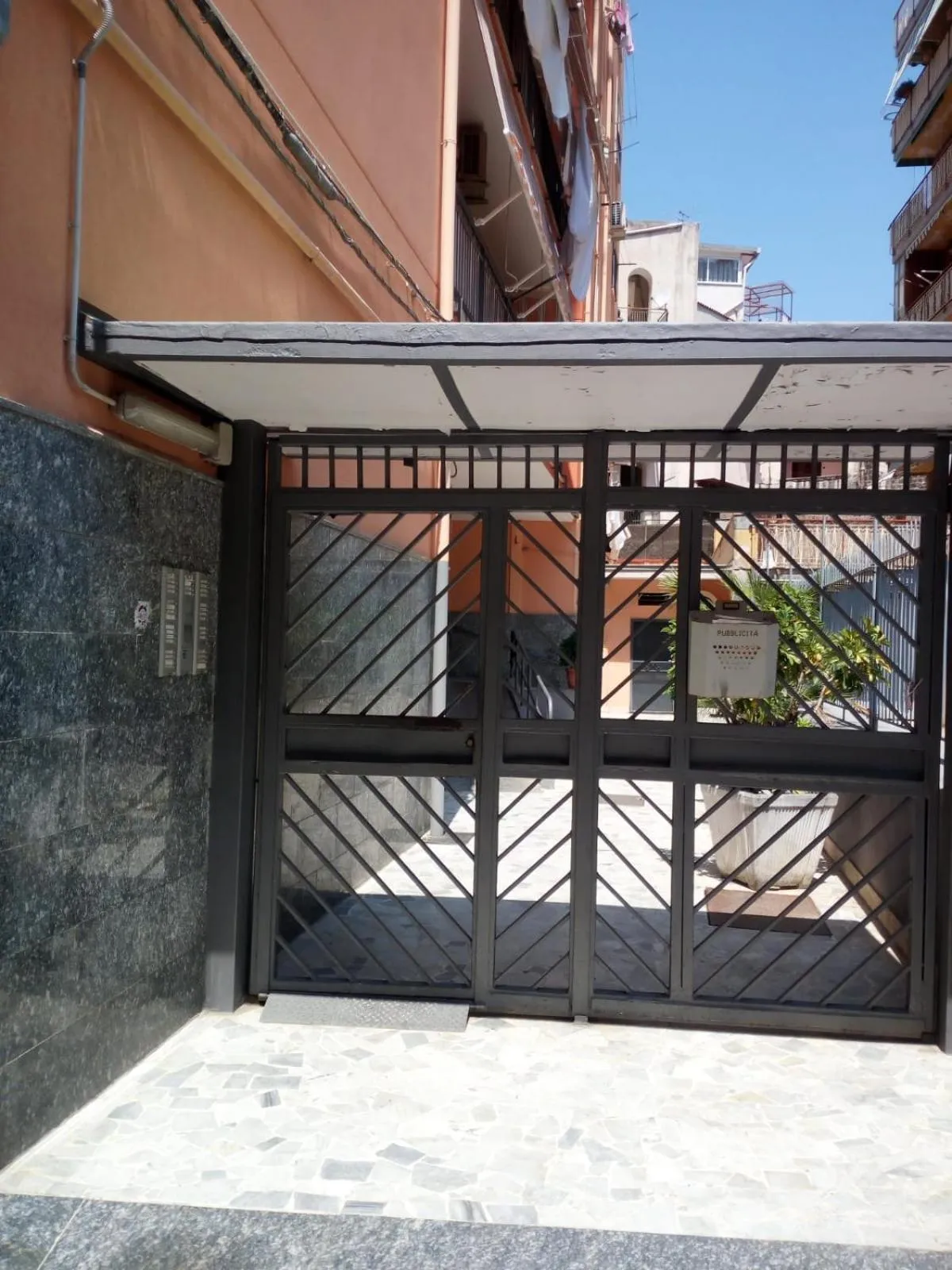 Facade/entrance in BUTTERFLY