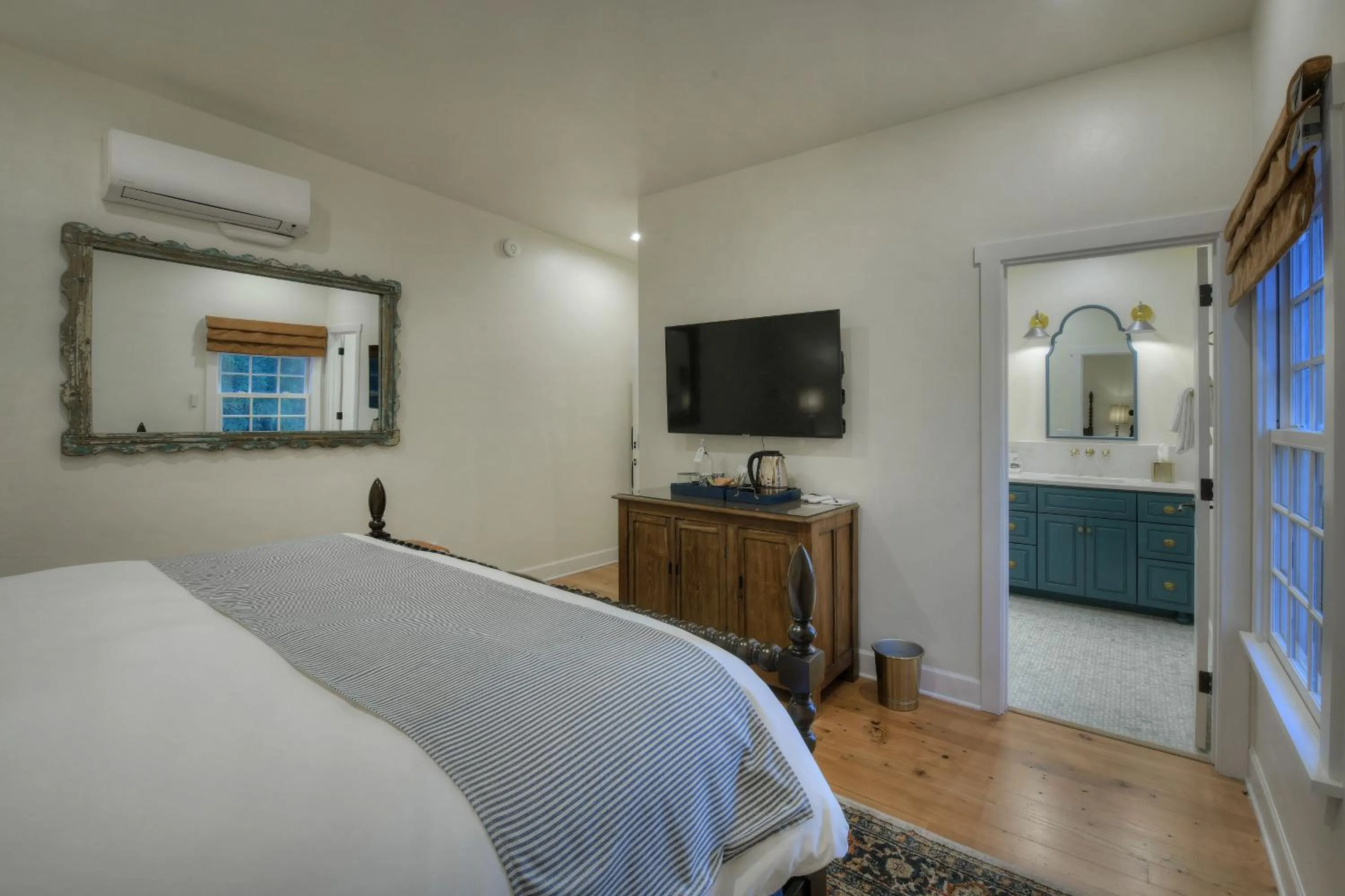 Photo of the whole room, Bed in Armory Park Inn