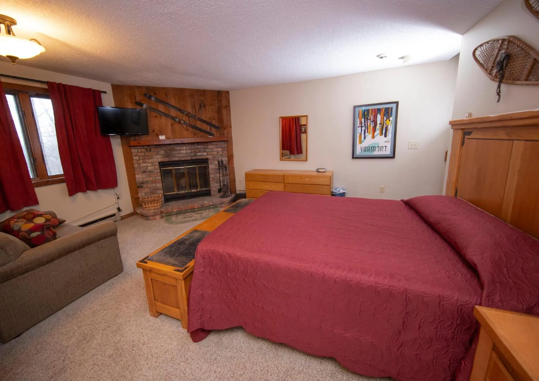 Photo of the whole room, Bed in Okemo Mountain Lodging