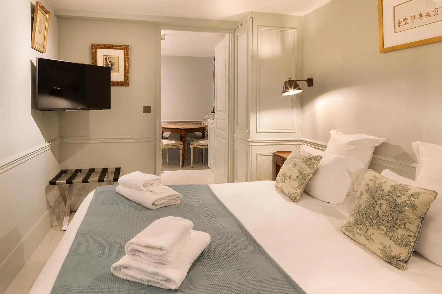 Bed in Pick A Flat's Apartments in Saint Germain - Paul-Louis Courier