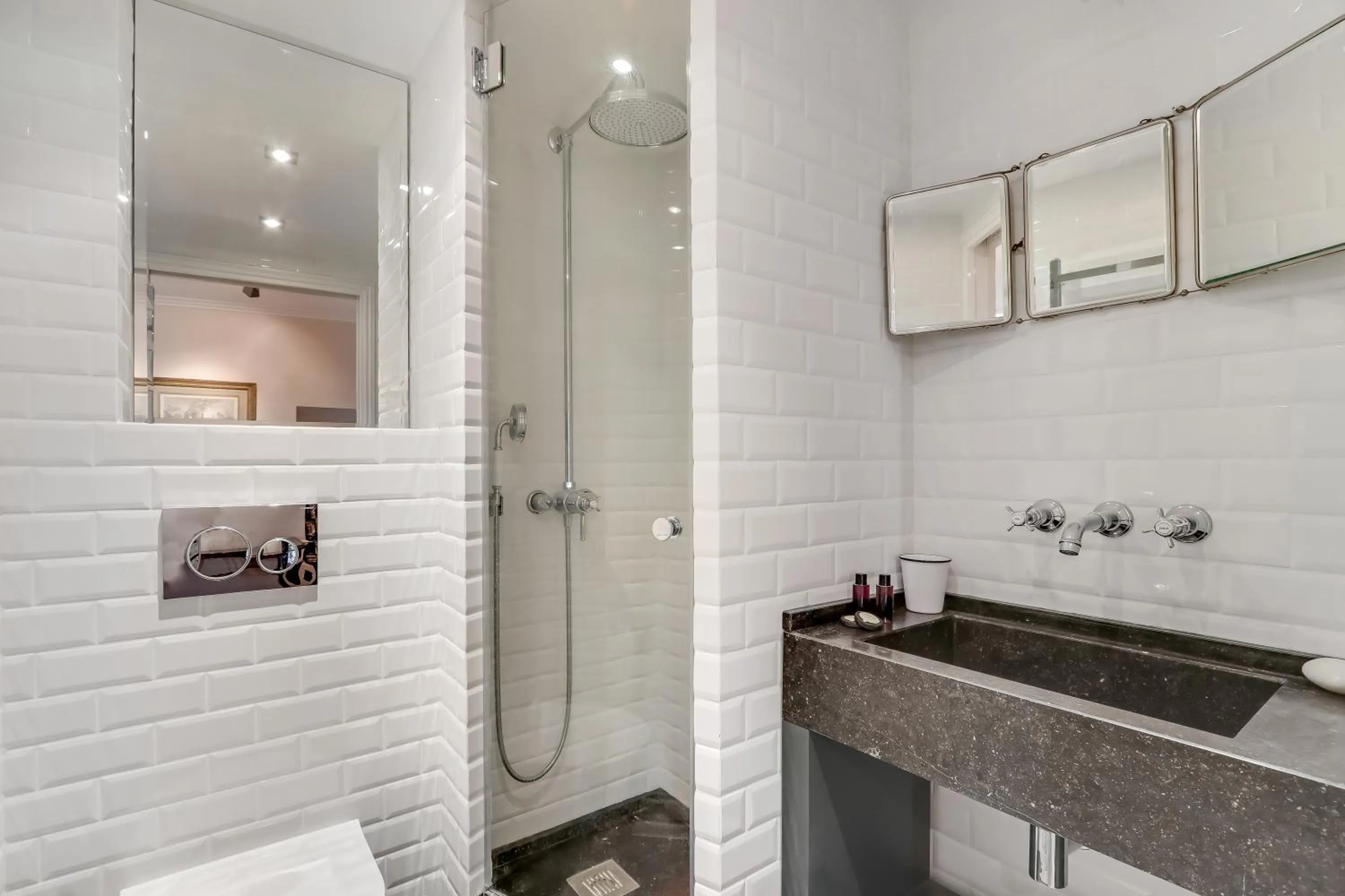 Bathroom in Pick A Flat's Apartments in Saint Germain - Paul-Louis Courier