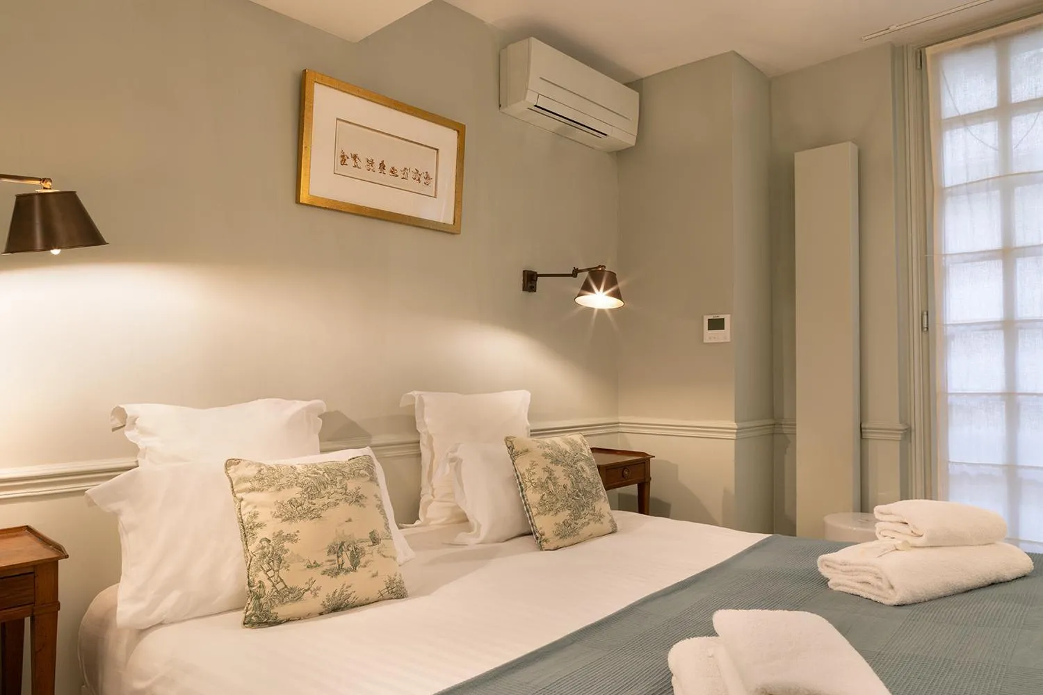 Bed in Pick A Flat's Apartments in Saint Germain - Paul-Louis Courier