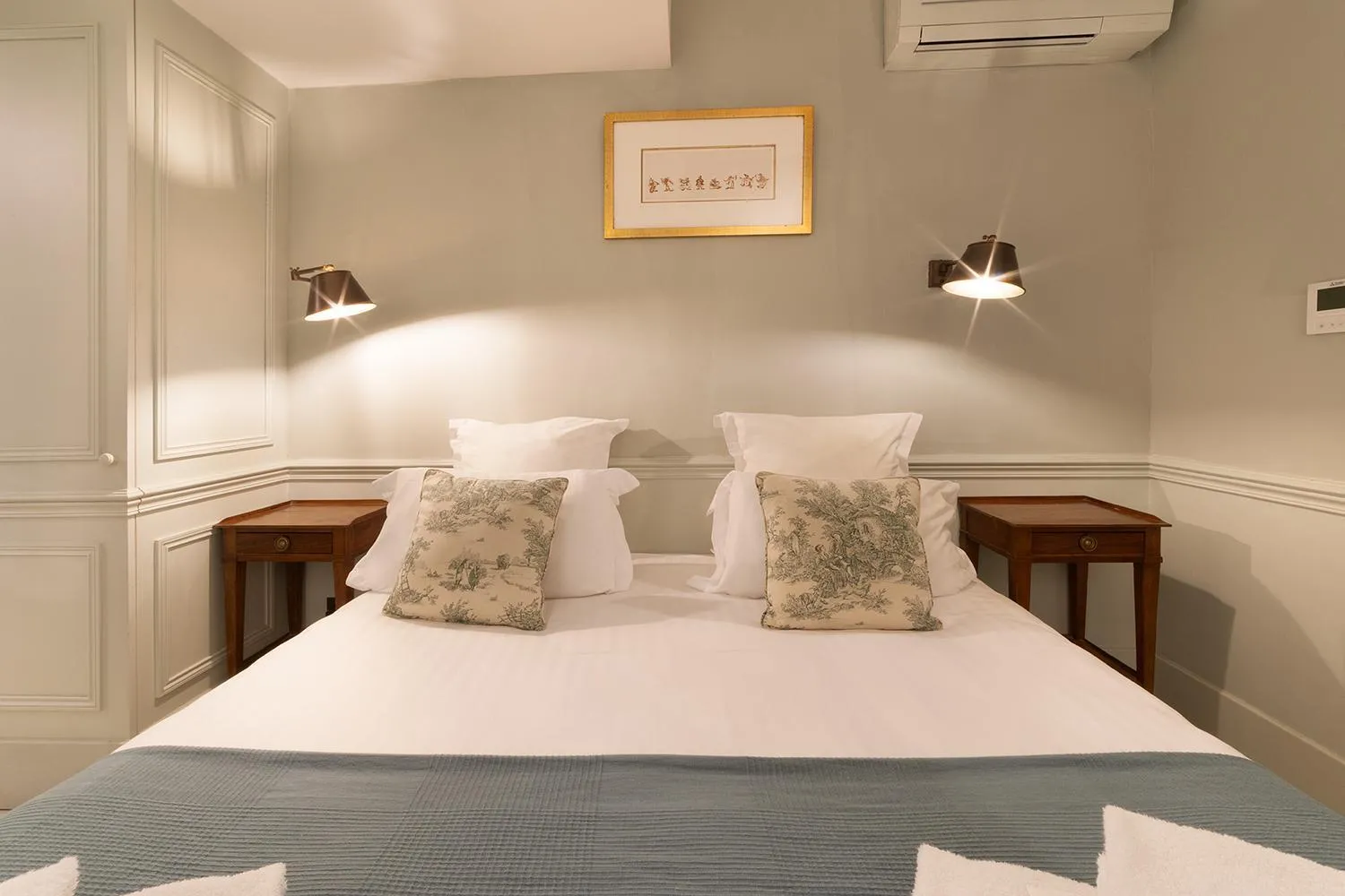 Bed in Pick A Flat's Apartments in Saint Germain - Paul-Louis Courier