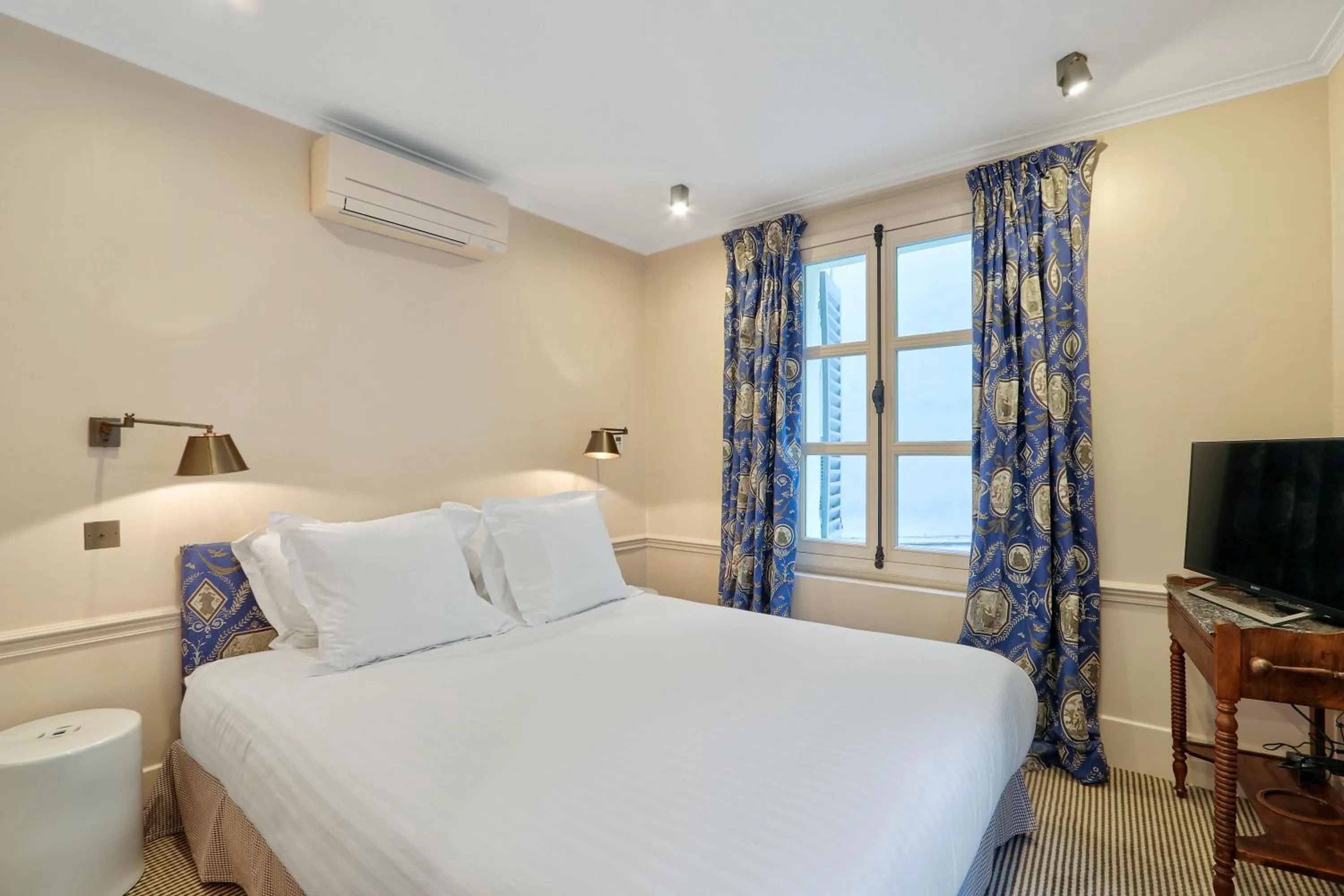 Bedroom, Bed in Pick A Flat's Apartments in Saint Germain - Paul-Louis Courier