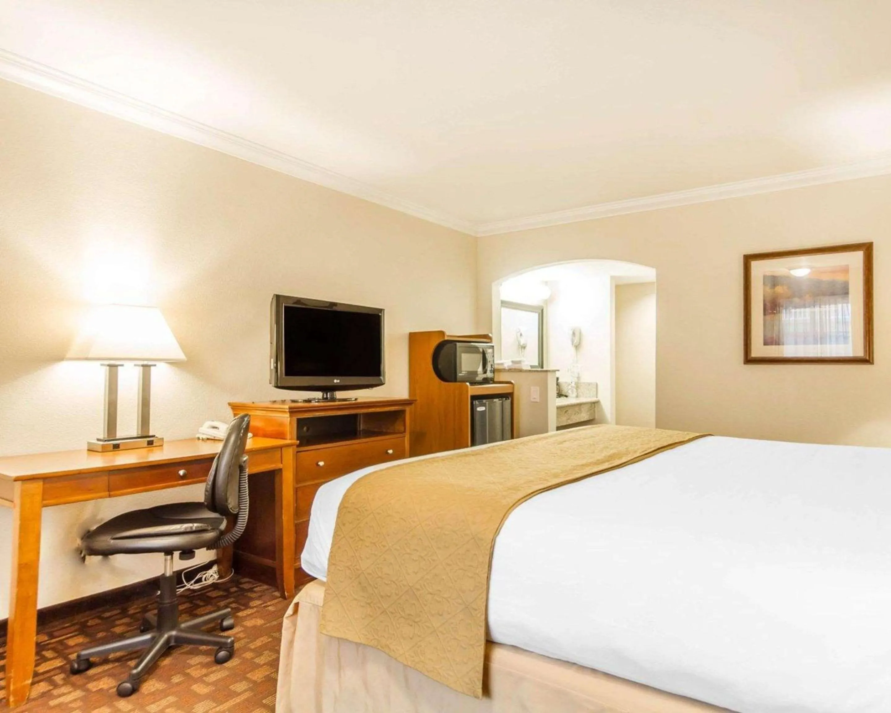 Bedroom, Bed in Quality Inn Sacramento Convention Center