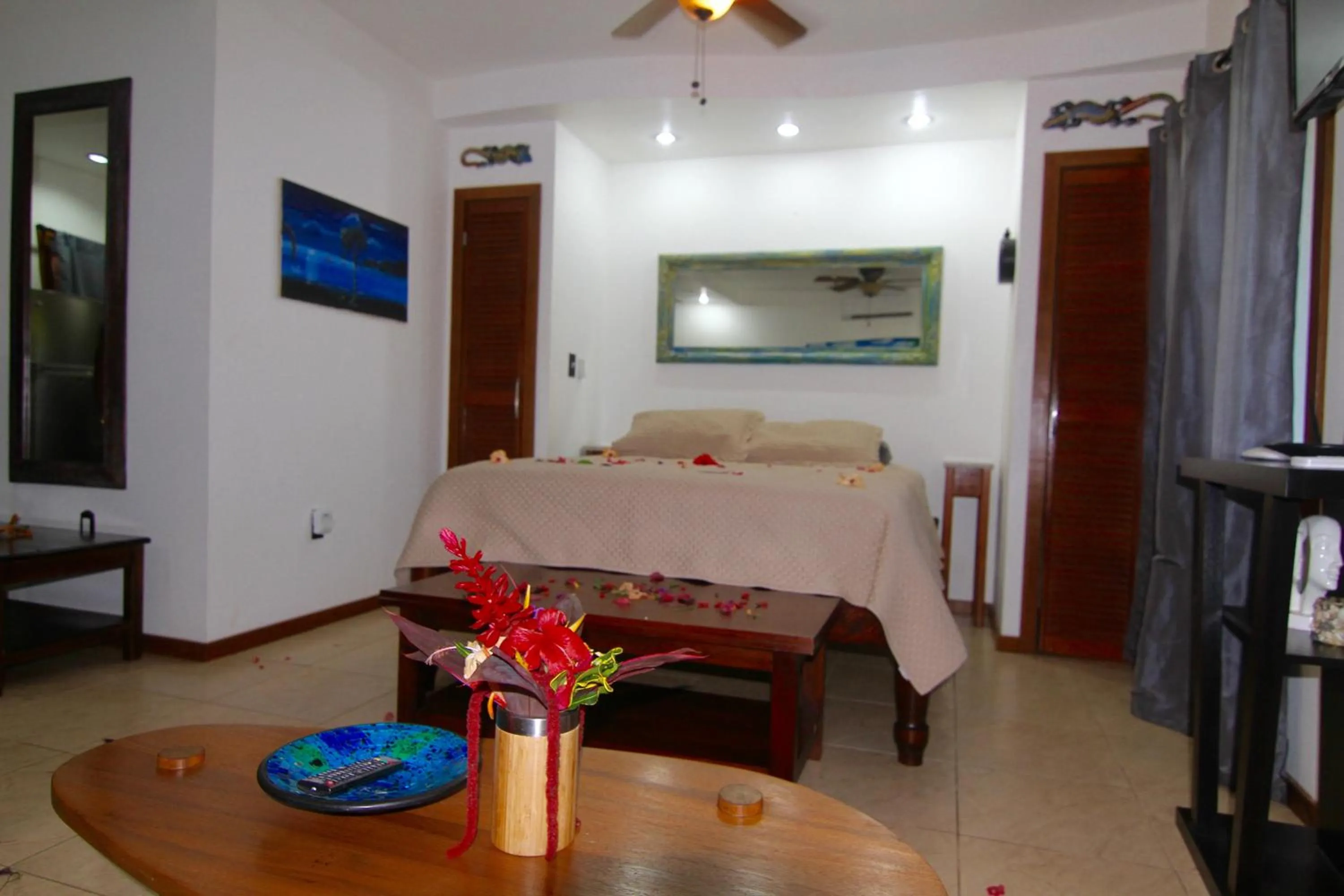 Photo of the whole room, Bed in mame trees