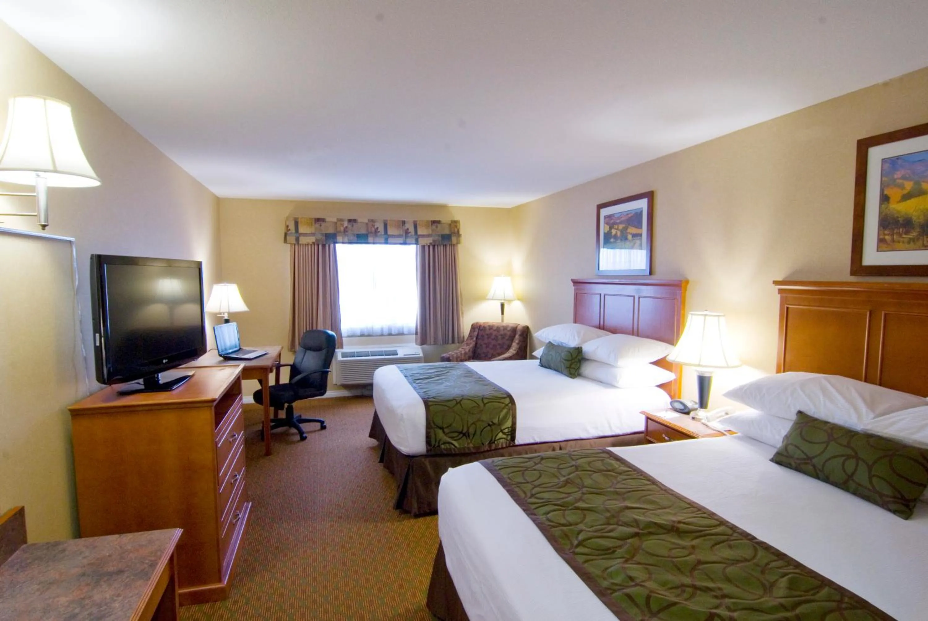 Photo of the whole room, Bed in Best Western Plus Osoyoos Hotel & Suites