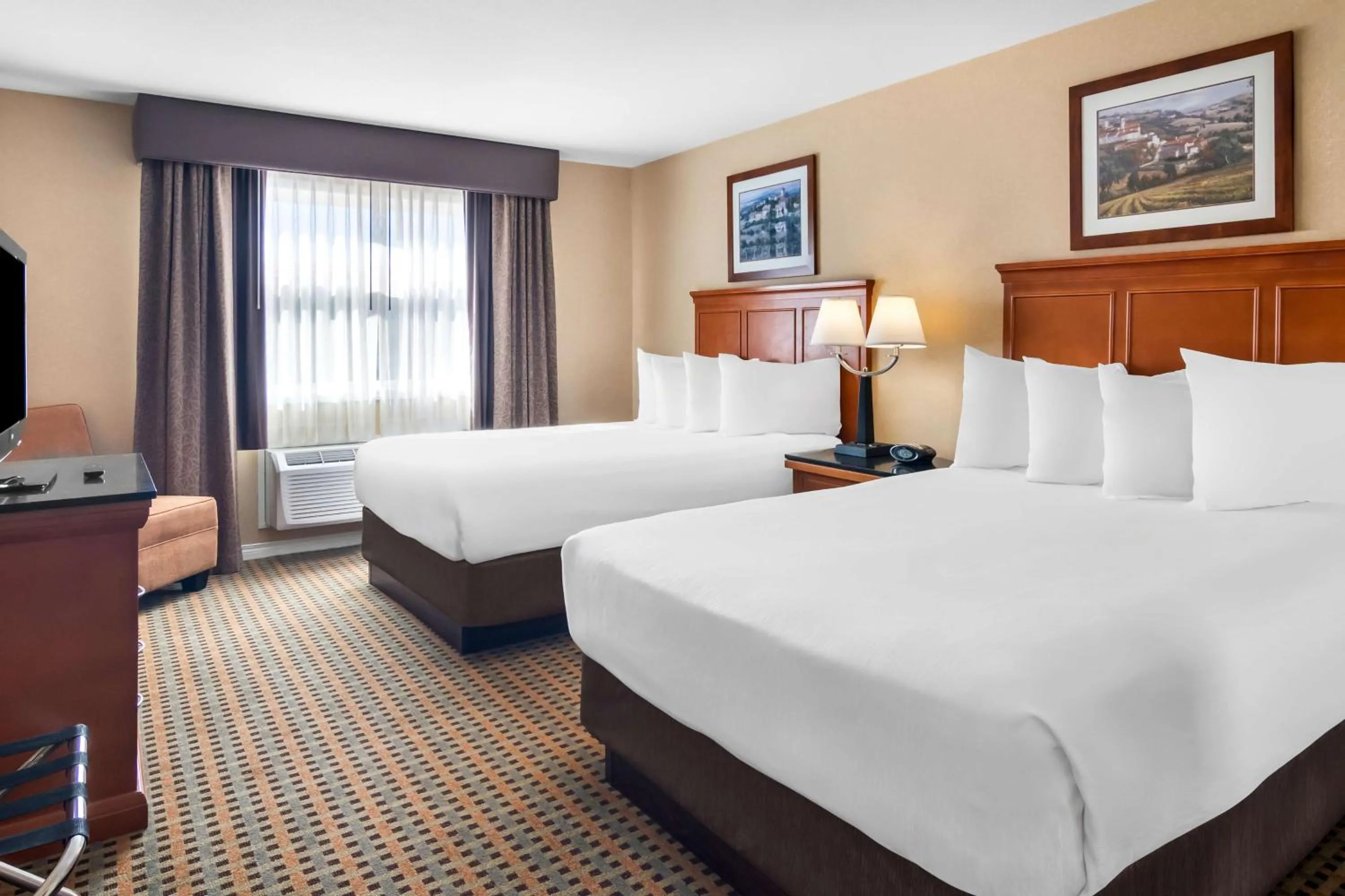 Bedroom, Bed in Best Western Plus Osoyoos Hotel & Suites