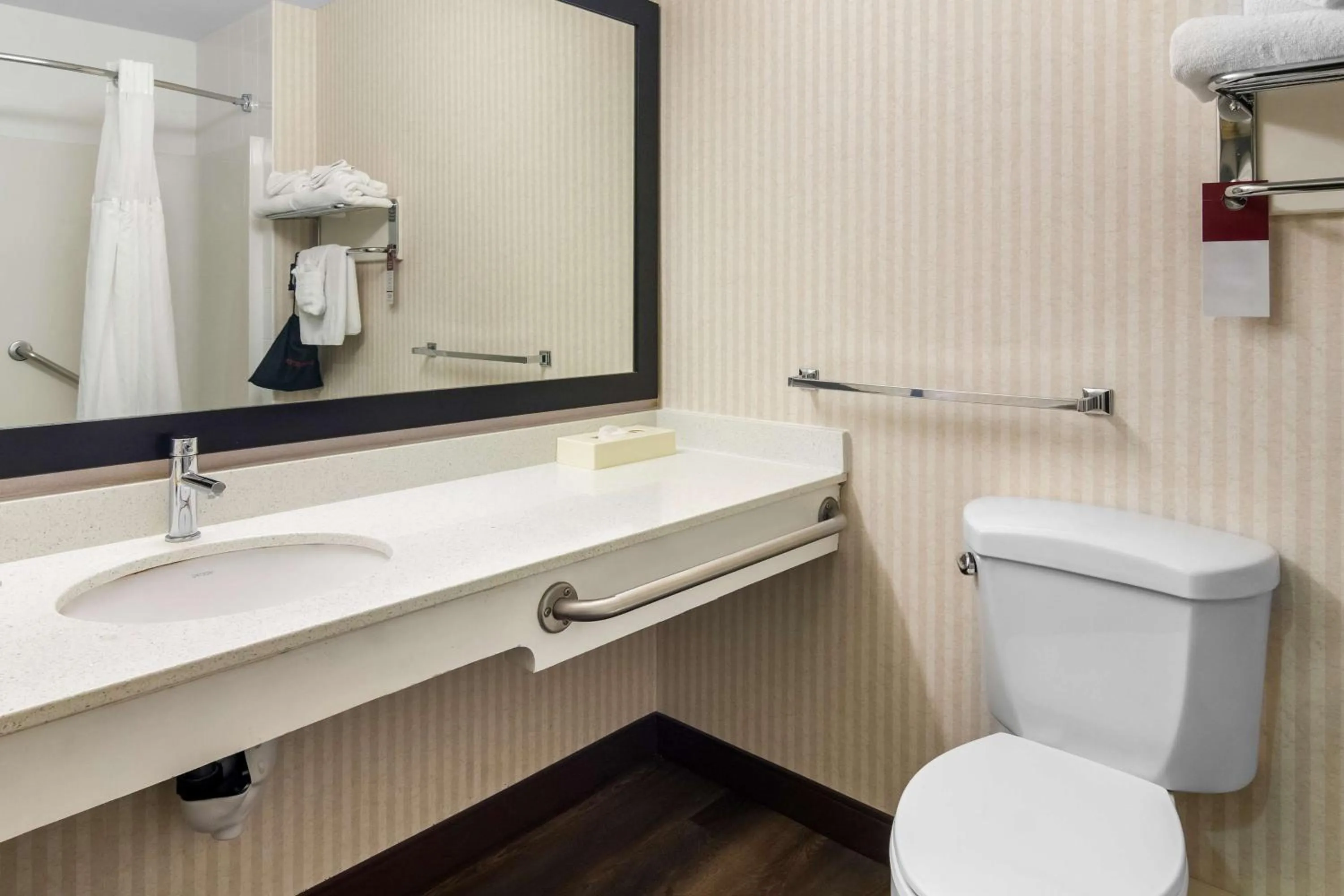 Bedroom in Best Western Plus Osoyoos Hotel & Suites