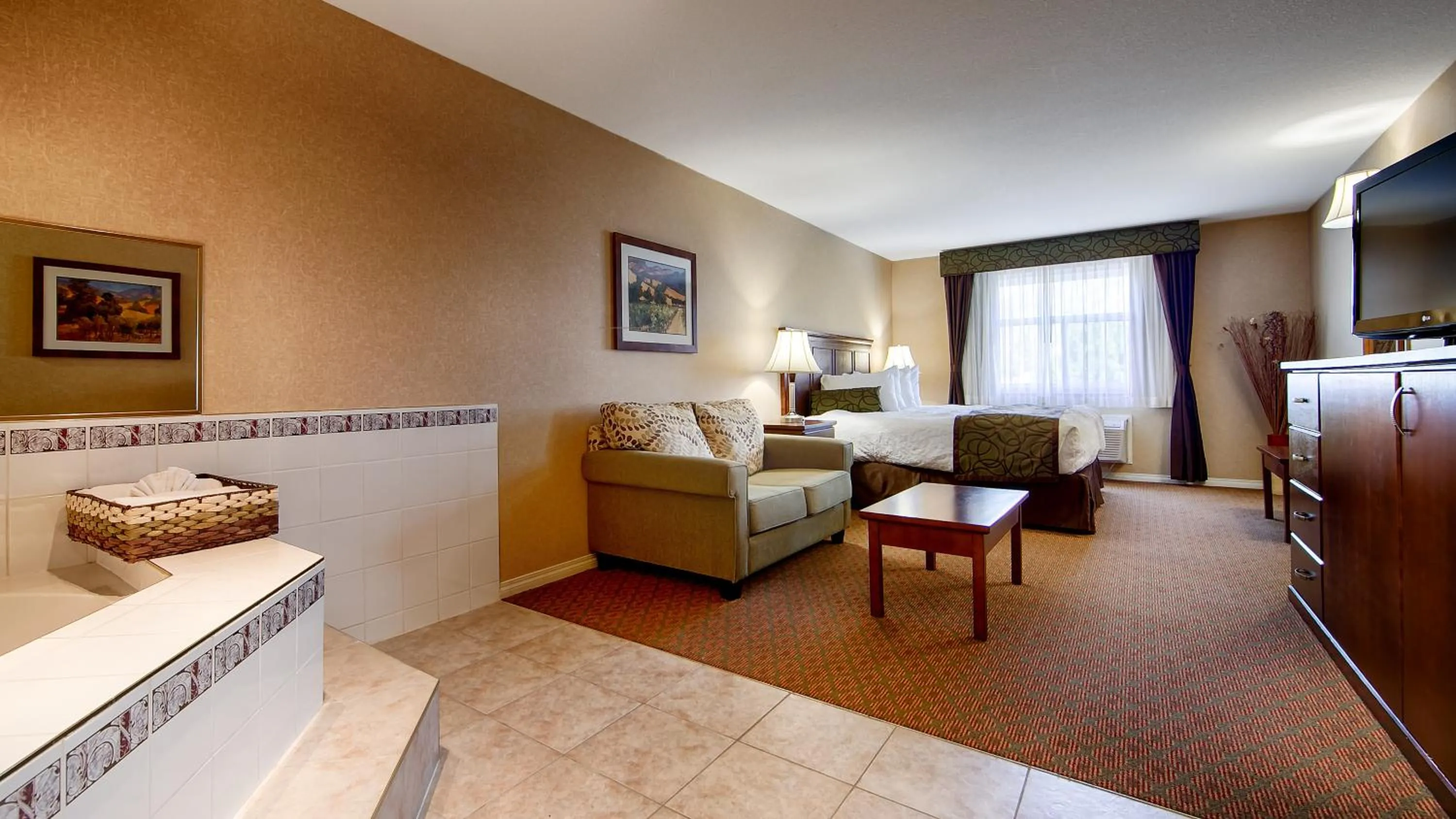Photo of the whole room, Bed in Best Western Plus Osoyoos Hotel & Suites