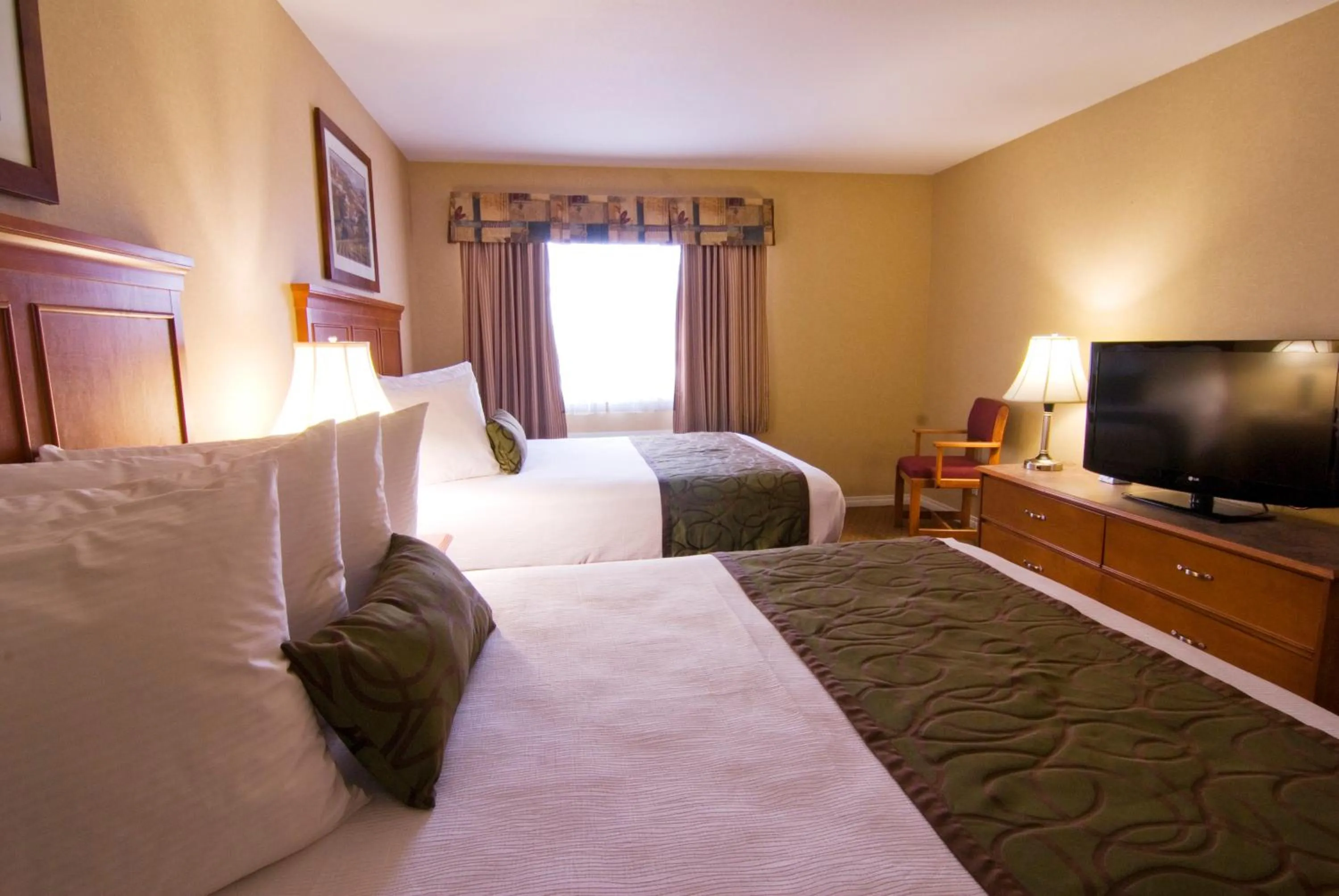 Bedroom, Bed in Best Western Plus Osoyoos Hotel & Suites