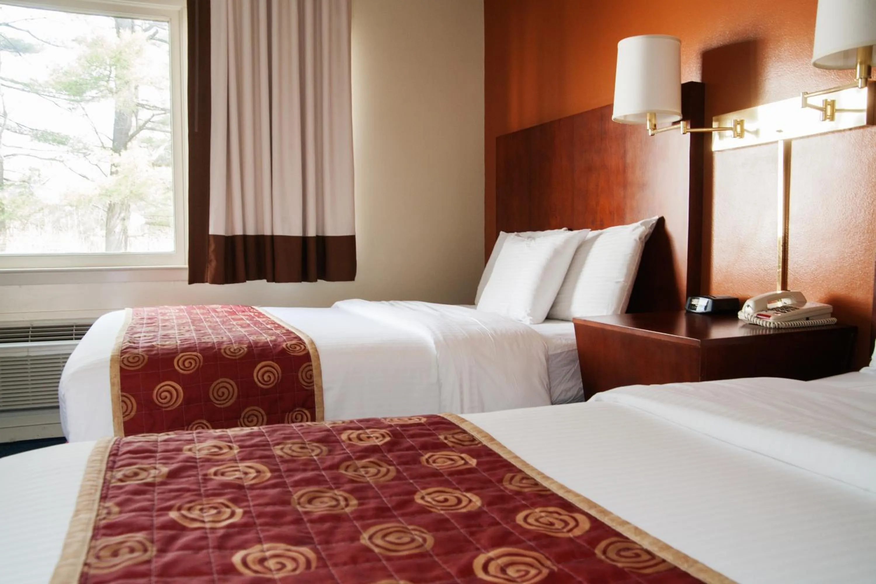 Bed in Red Carpet Inn and Suites Plymouth