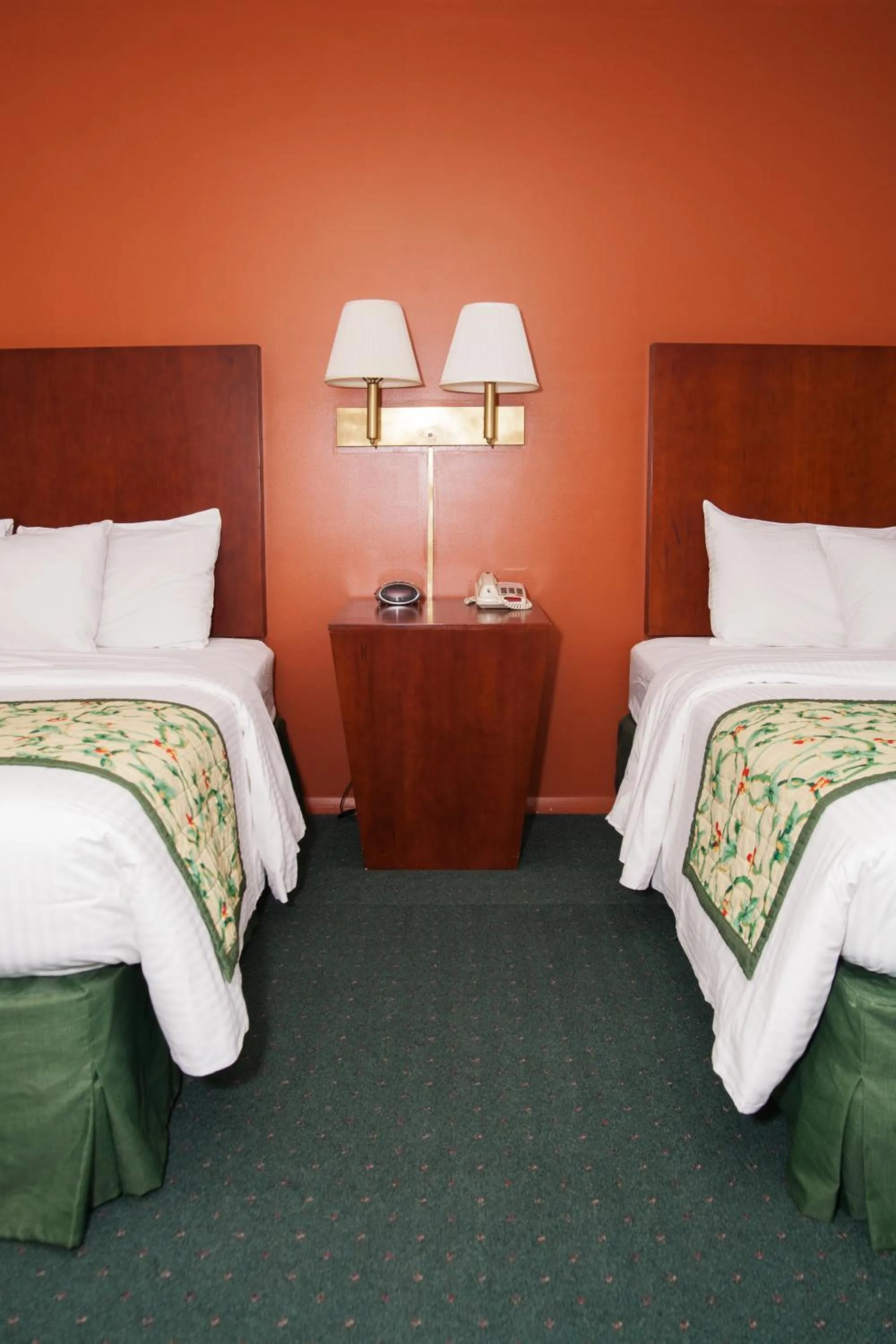 Bed in Red Carpet Inn and Suites Plymouth