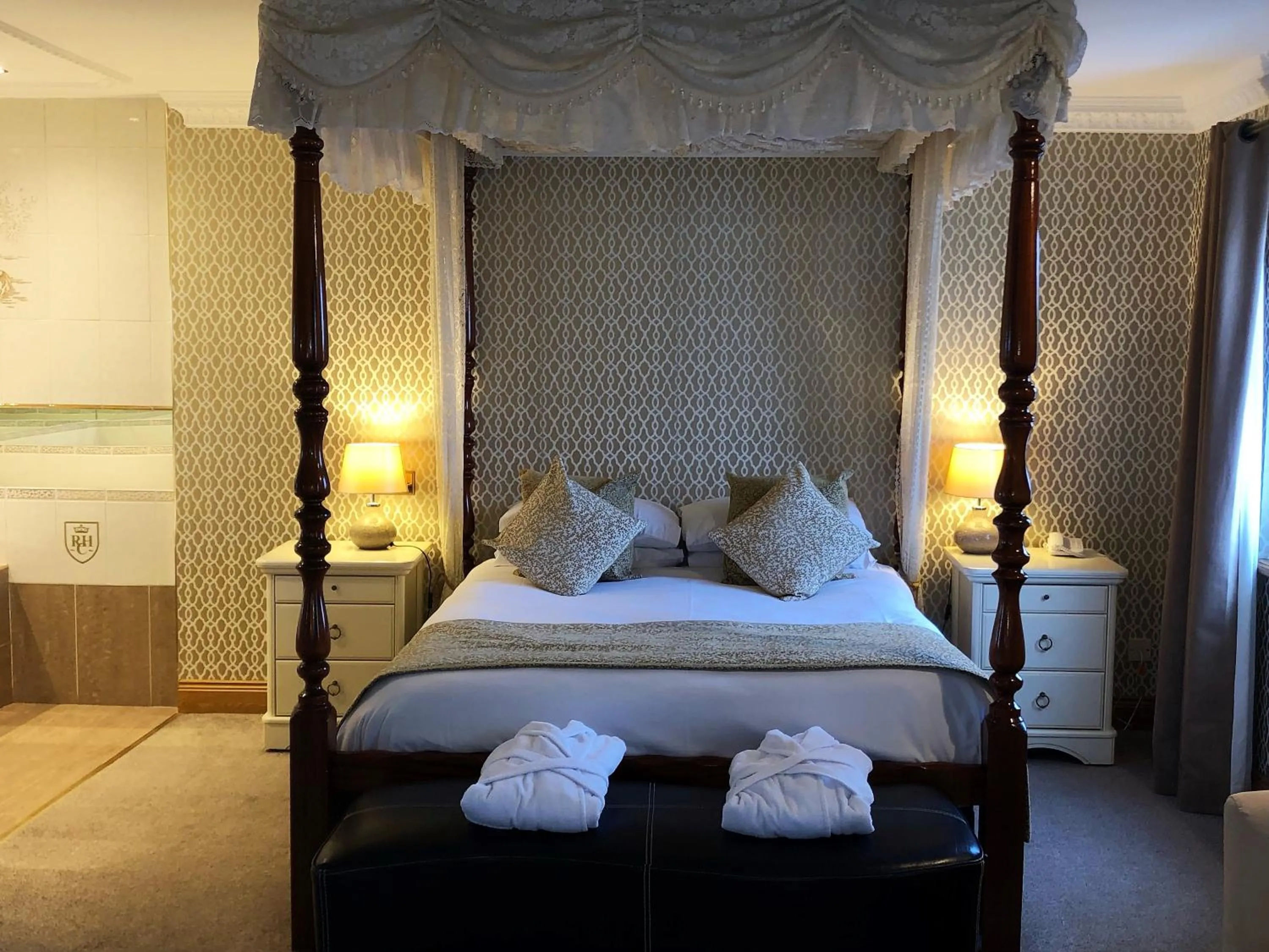Bedroom, Bed in Royal Court Hotel