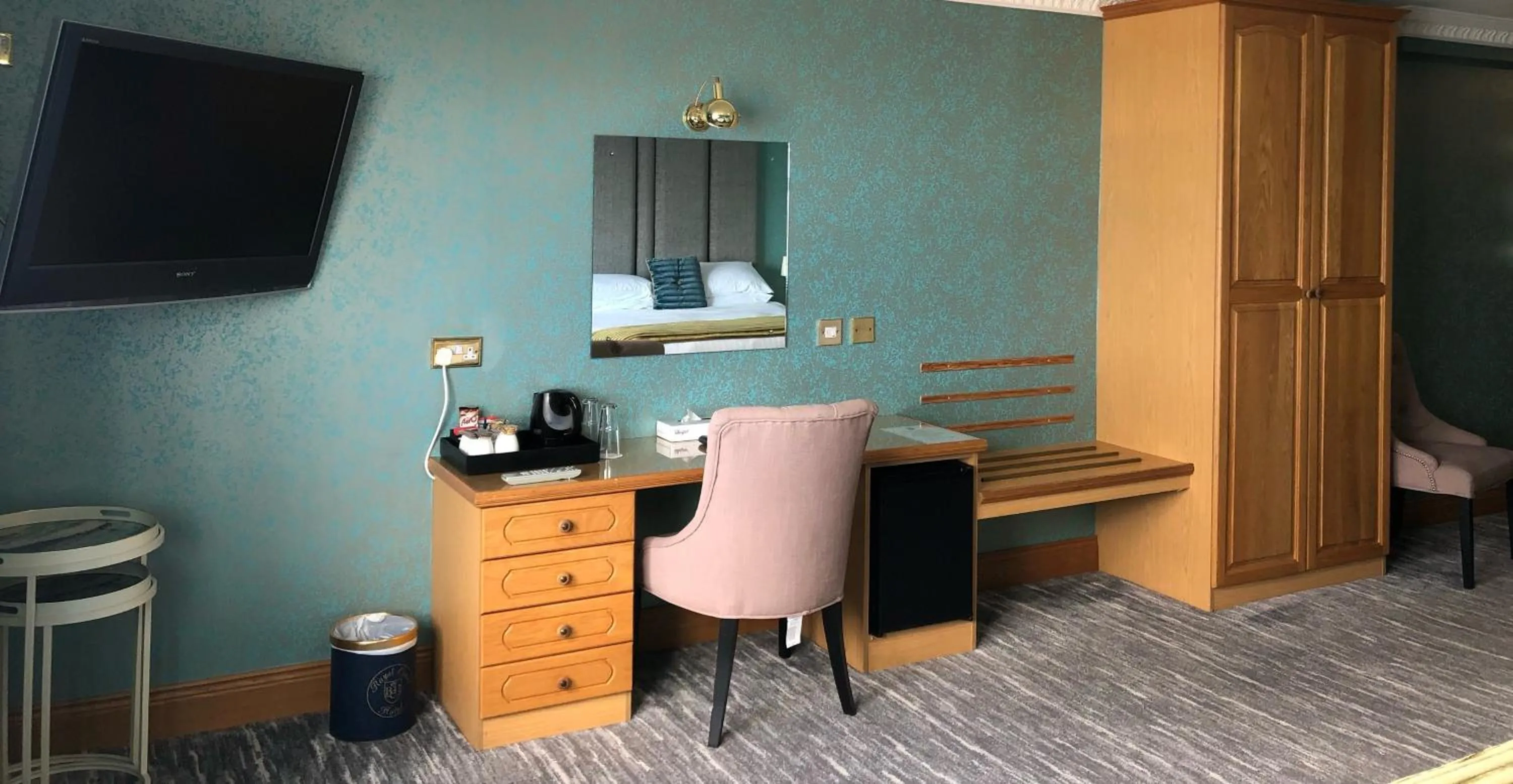 Coffee/tea facilities in Royal Court Hotel