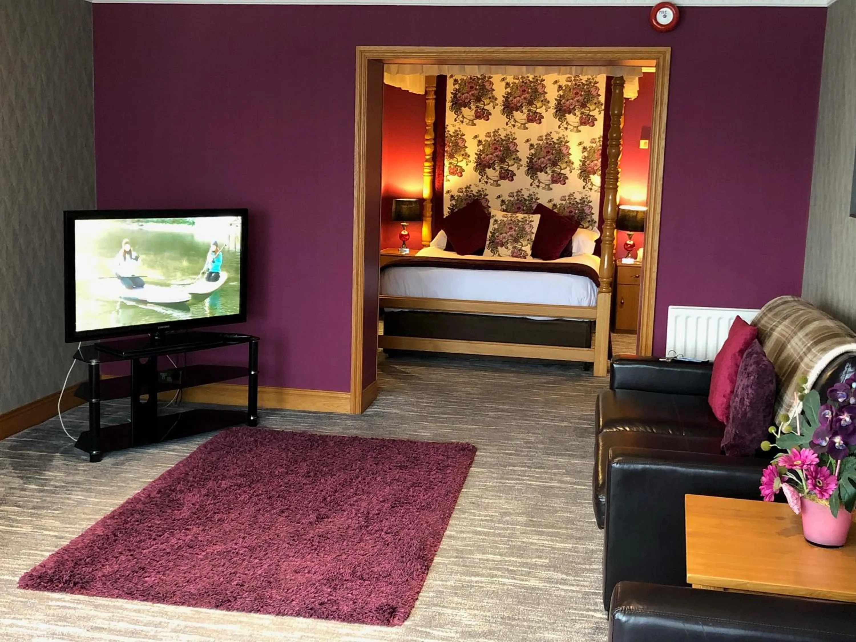 Seating area, Bed in Royal Court Hotel